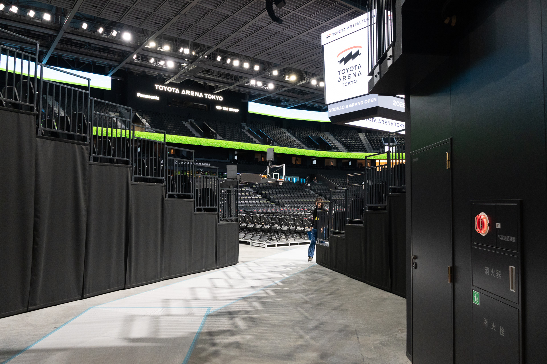 プレーヤーズラウンジのすぐ外はもうコート