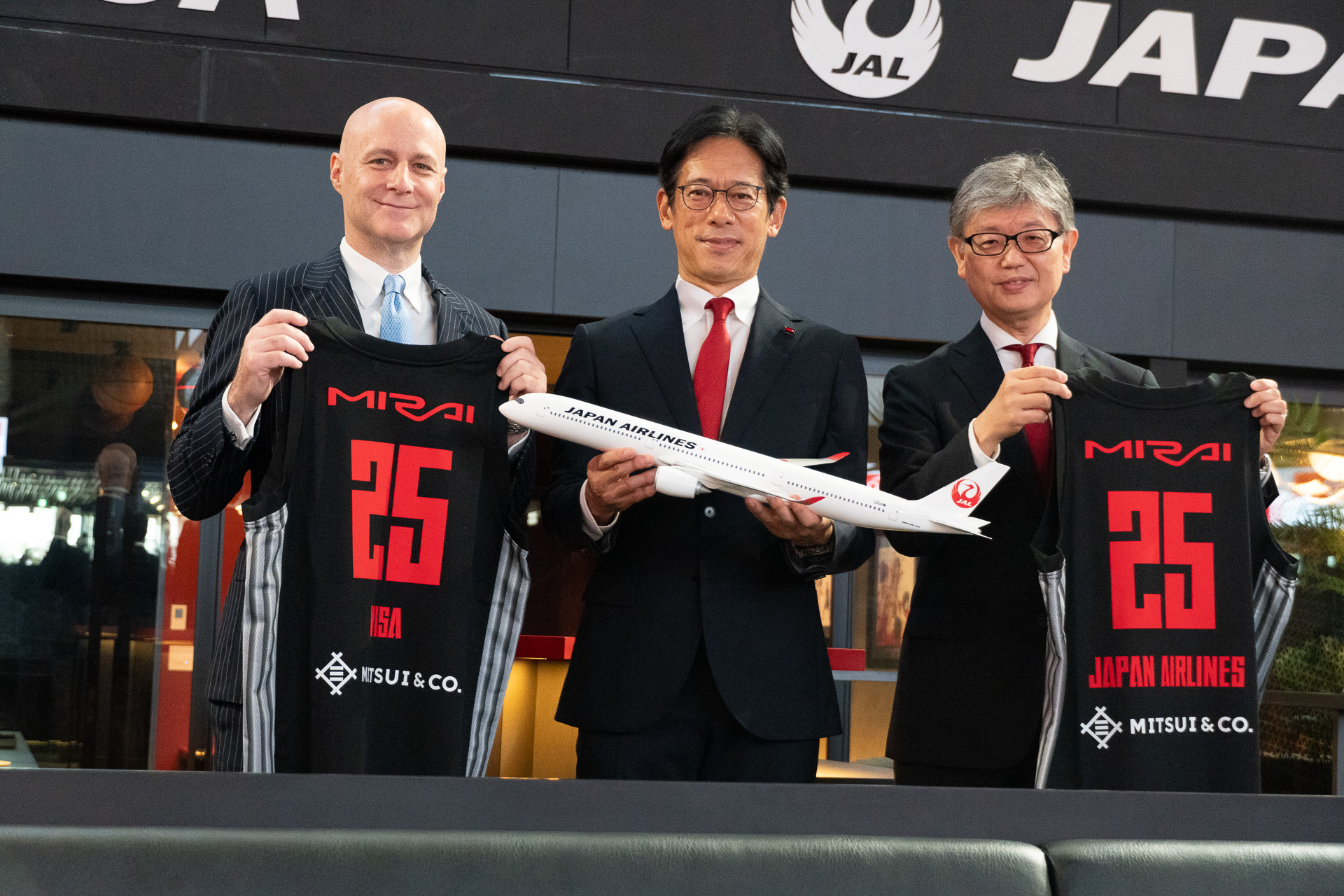 左から、ビザ・ワールドワイド・ジャパン株式会社 代表取締役社長 シータン・キトニー氏、トヨタアルバルク東京株式会社 代表取締役社長 林邦彦氏、日本航空株式会社 執行役員 マイレージ・ライフスタイル事業本部長 大森康史氏