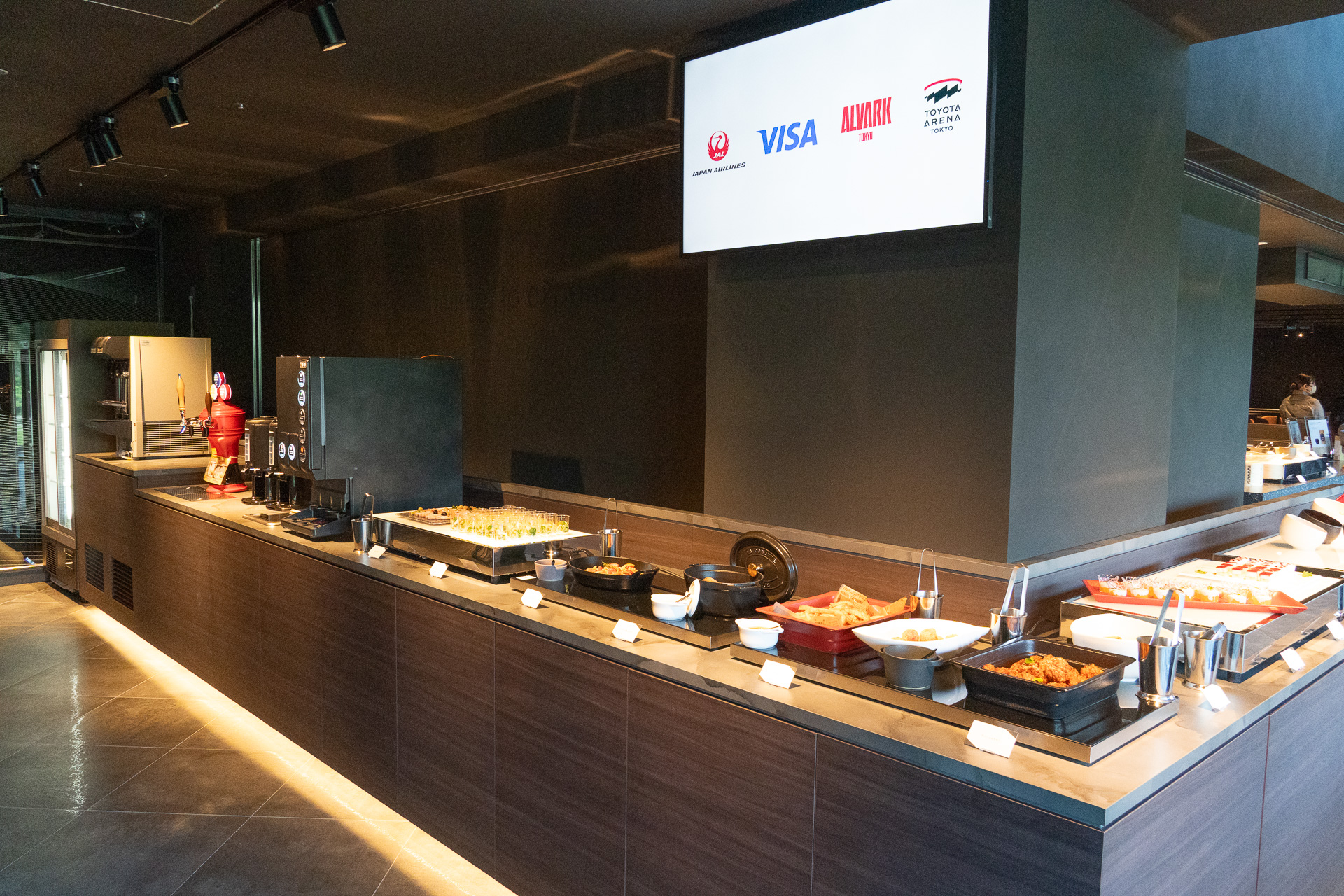 JALが空港ラウンジなどで培った経験をもとにフードやオリジナルドリンクを提供する