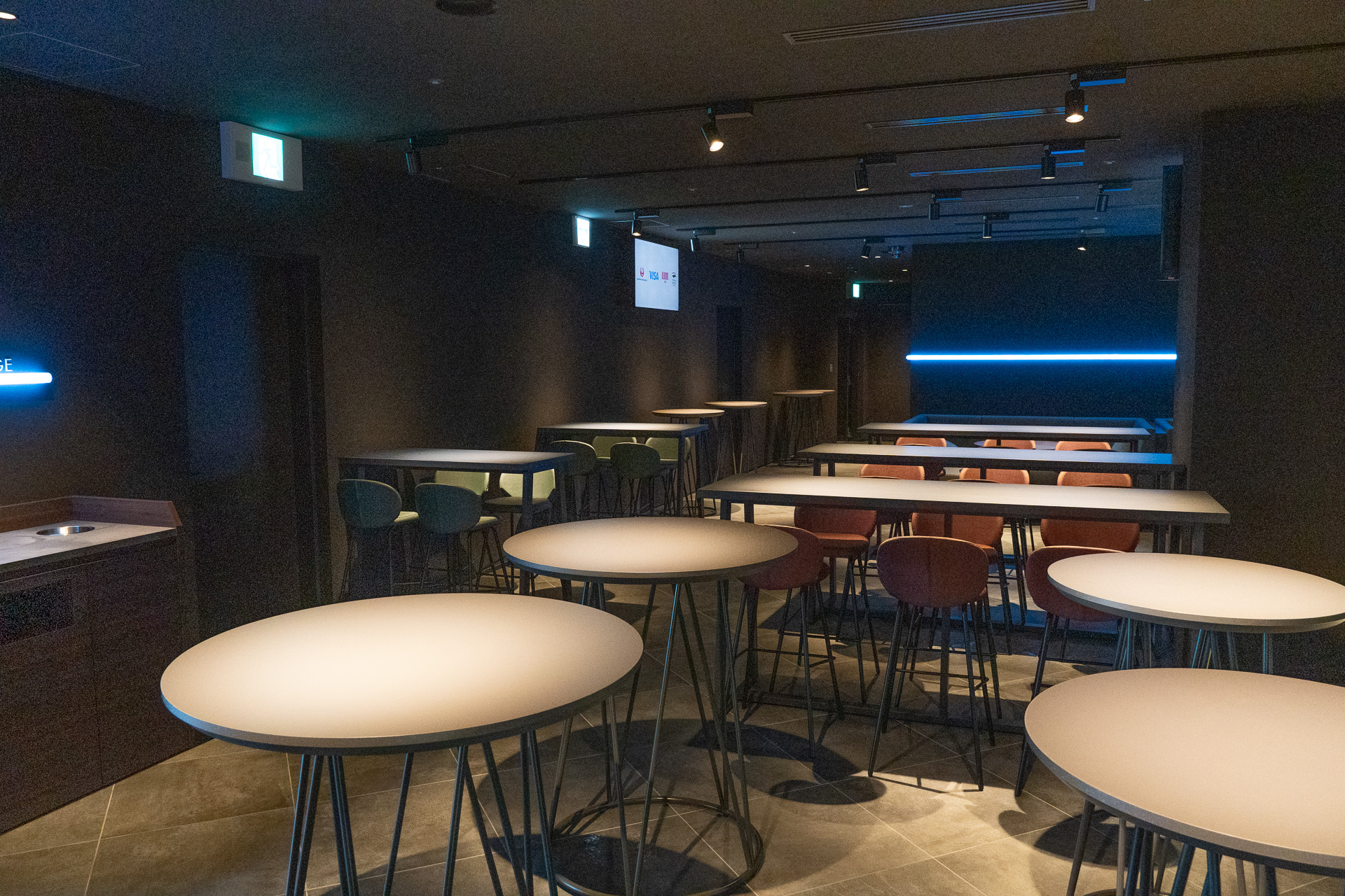 JALが空港ラウンジなどで培った経験をもとにフードやオリジナルドリンクを提供する