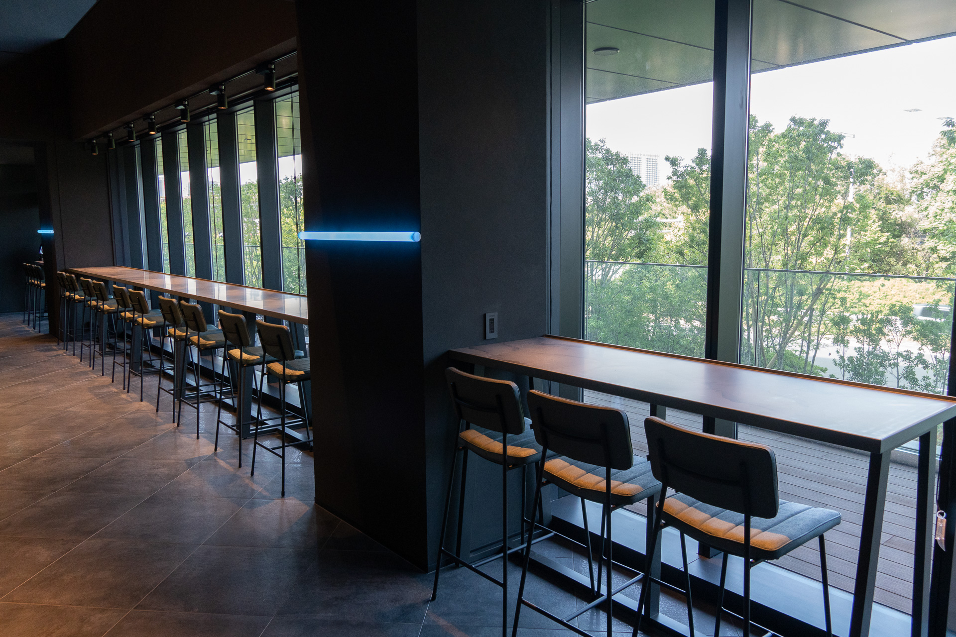 JALが空港ラウンジなどで培った経験をもとにフードやオリジナルドリンクを提供する