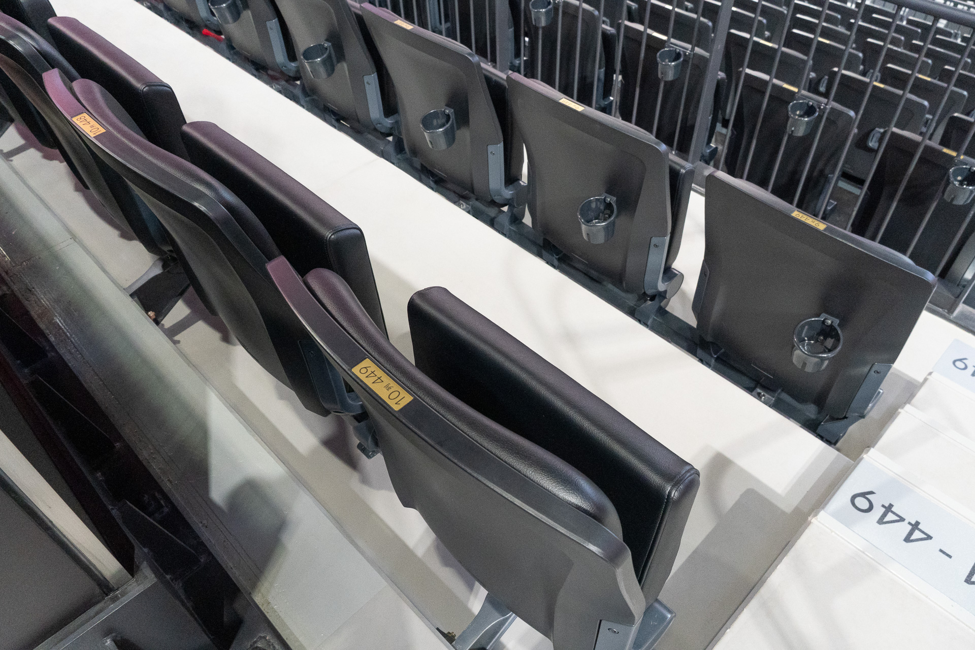 TERRACE SUITEの前方席は金色のラベルのついた年間シート（160席）。2席1口で販売しており、この購入者などがJAPAN AIRLINES LOUNGEを利用できる