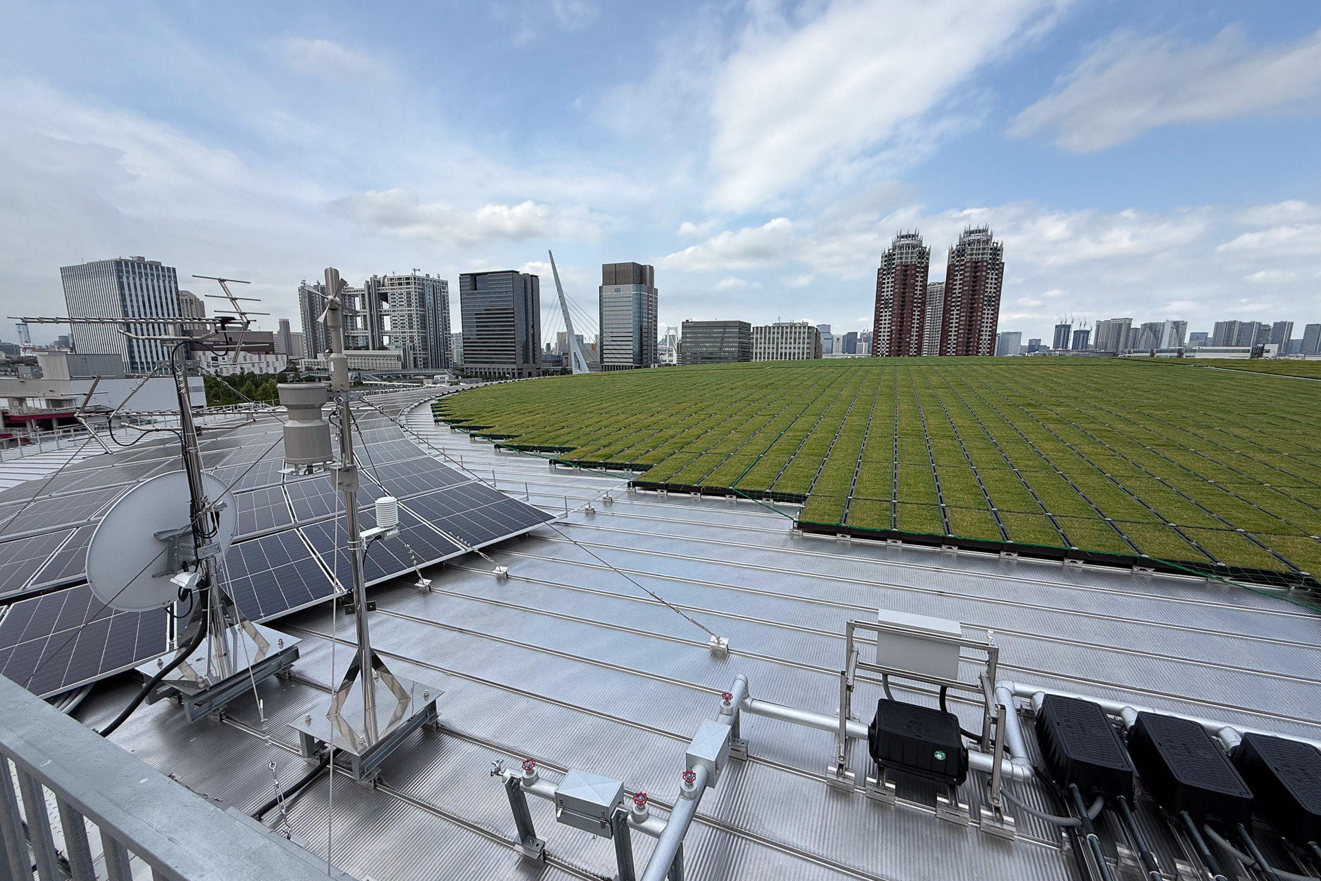 屋上（通常立ち入り不能）にはソーラーパネルも