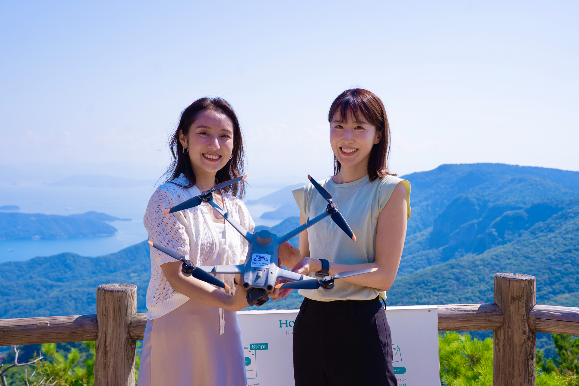 JALふるさとアンバサダーに地域の取り組みを聞いた。回答者は香川県JALふるさとアンバサダーの金川浩子さん（右）。写真左は高松支店の中嶋梨帆さん