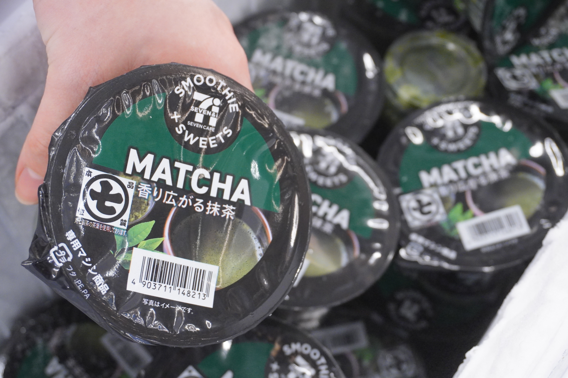 「香り広がる抹茶スムージー」（400円）。全国でも取り扱い店舗が限られる商品なので、見かけたらラッキー。万博2店舗ではオープン時からの人気で一時品薄となったが、7月から再発売している