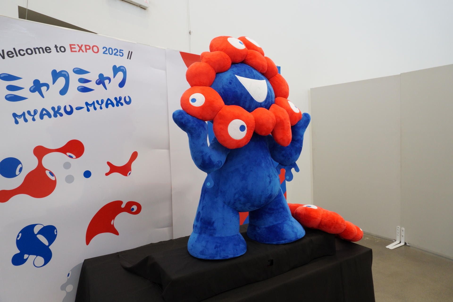 身振り手振りしながらミャクミャクに話しかけてみよう