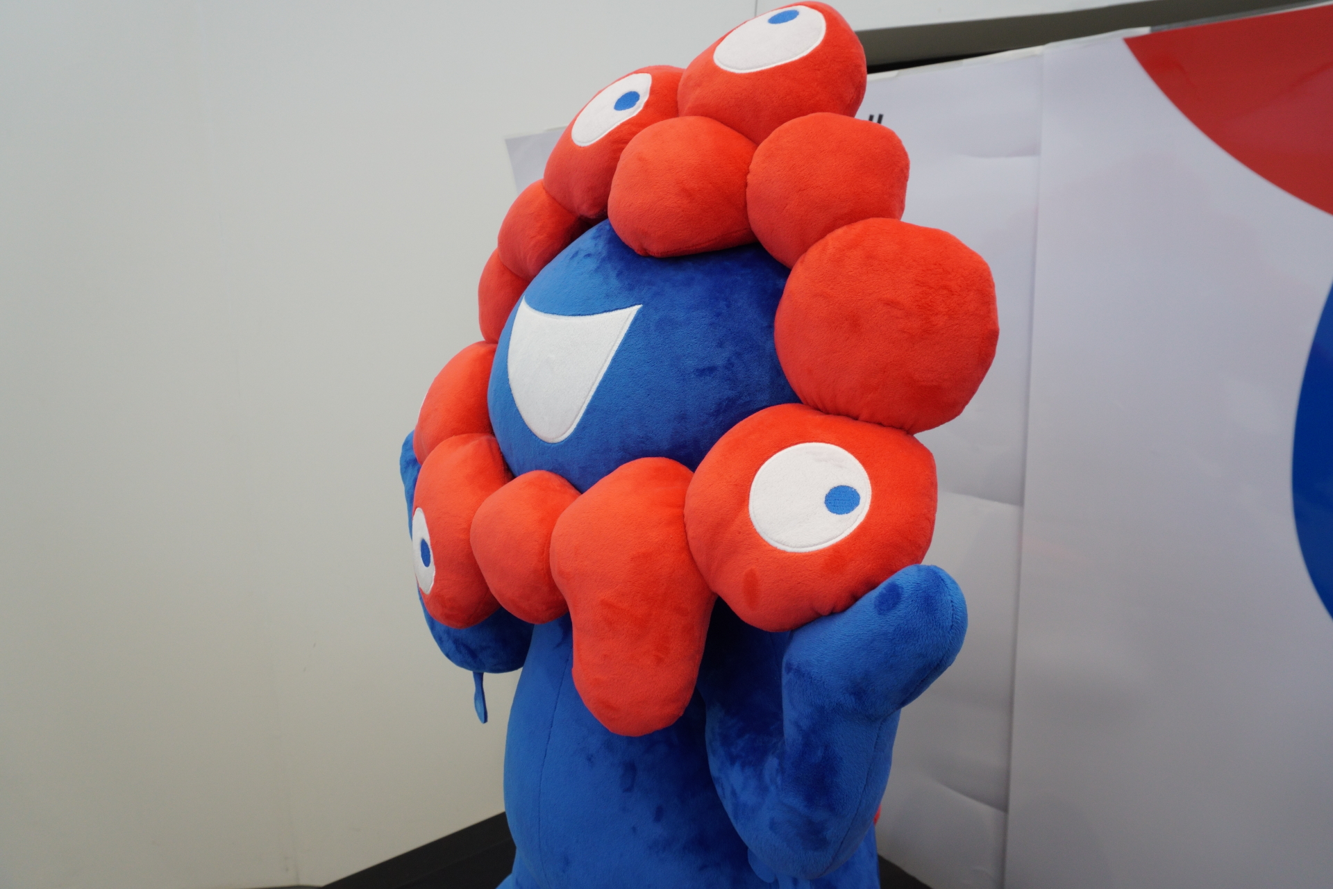 身振り手振りしながらミャクミャクに話しかけてみよう