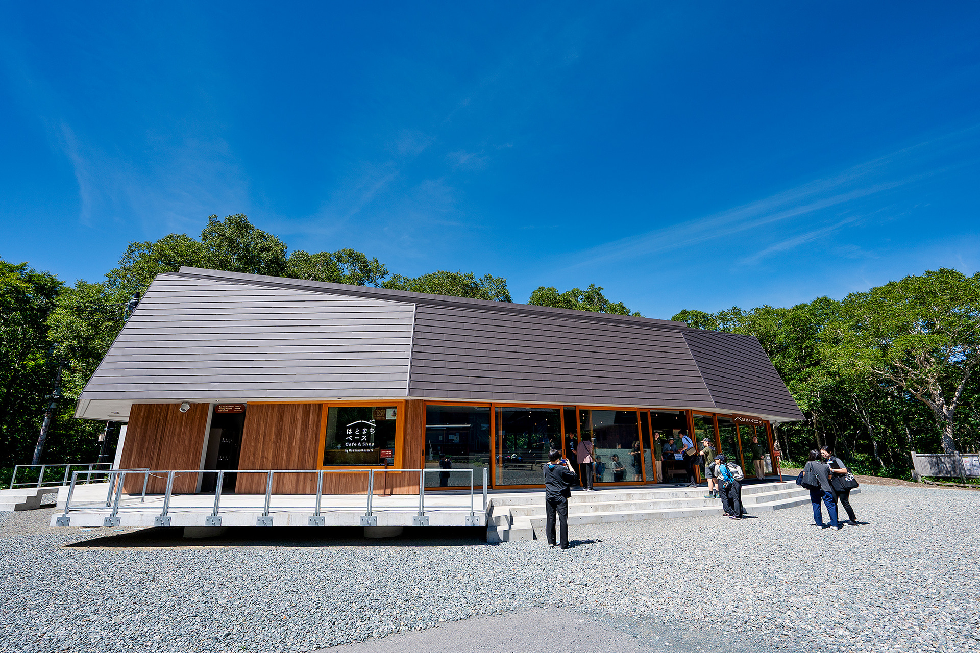 LUCY尾瀬鳩待よりひと足先、8月1日にオープンしたはとまちベース Cafe＆Shop by 星野リゾート。尾瀬を訪れるハイカーの頼れる拠点だ