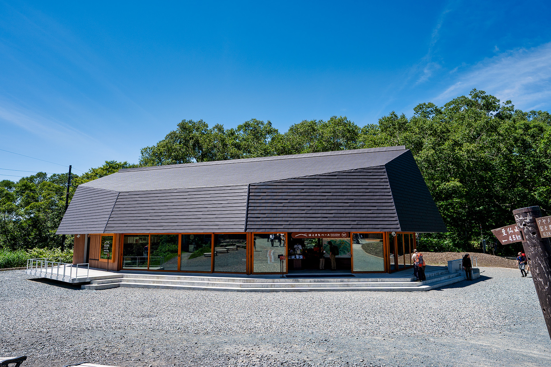 LUCY尾瀬鳩待よりひと足先、8月1日にオープンしたはとまちベース Cafe＆Shop by 星野リゾート。尾瀬を訪れるハイカーの頼れる拠点だ