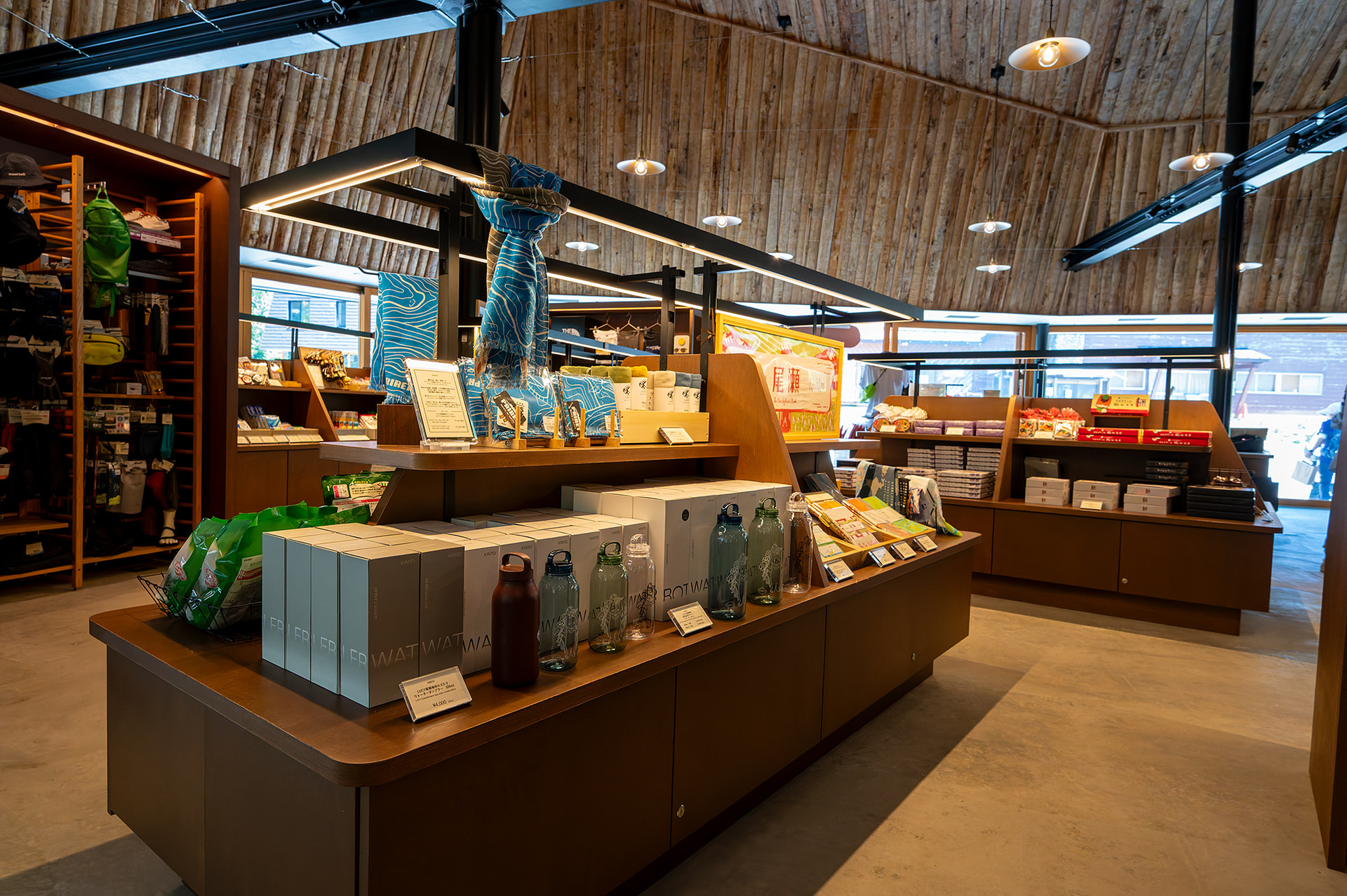 はとまちベース Cafe＆Shopには土産物だけでなく、ハイキングや登山に必要な物なども取り揃えている