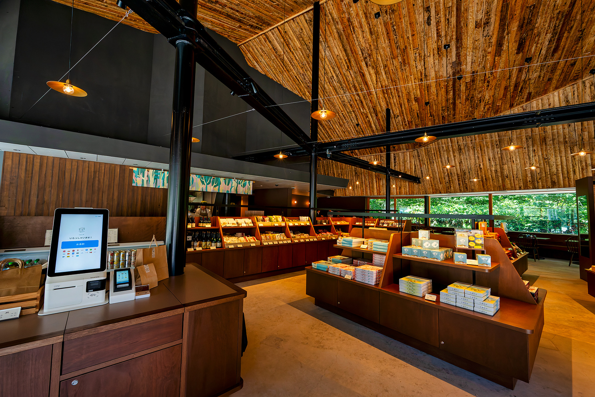 はとまちベース Cafe＆Shopには土産物だけでなく、ハイキングや登山に必要な物なども取り揃えている