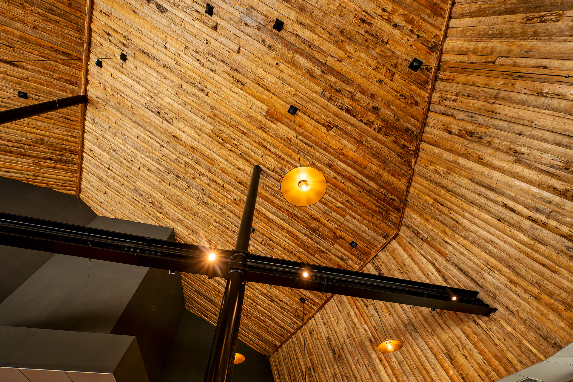 天井には群馬県産の杉の端材を利用して、山小屋のような安らぎを与えてくれる