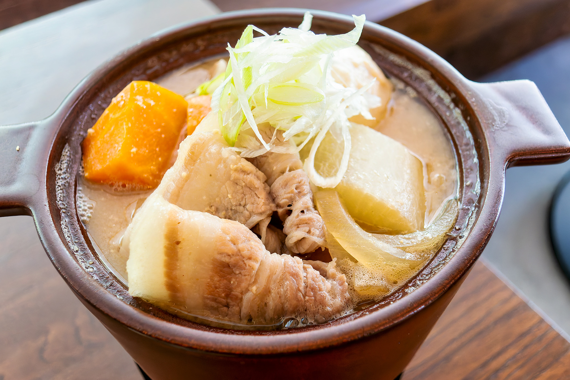 ボリューム満点の夕食「LUCY豚汁ご膳」ははとまちベース Cafe＆Shopにて提供する。大きめにカットした野菜と旨みたっぷりの豚肉、崩しながら味わうすくい豆腐を合わせた食べ応えのある豚汁は、ハイカーの身体的特質に合わせてやや塩味を強くしてある。