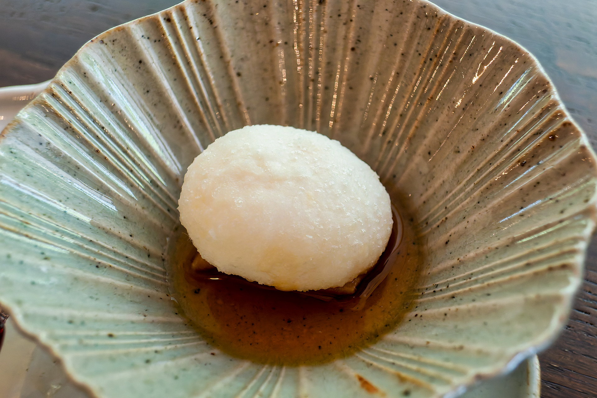 衣はさくっと中はとろりとした半熟卵の揚げ出し。たんぱく質が十分に摂れるご膳になっている