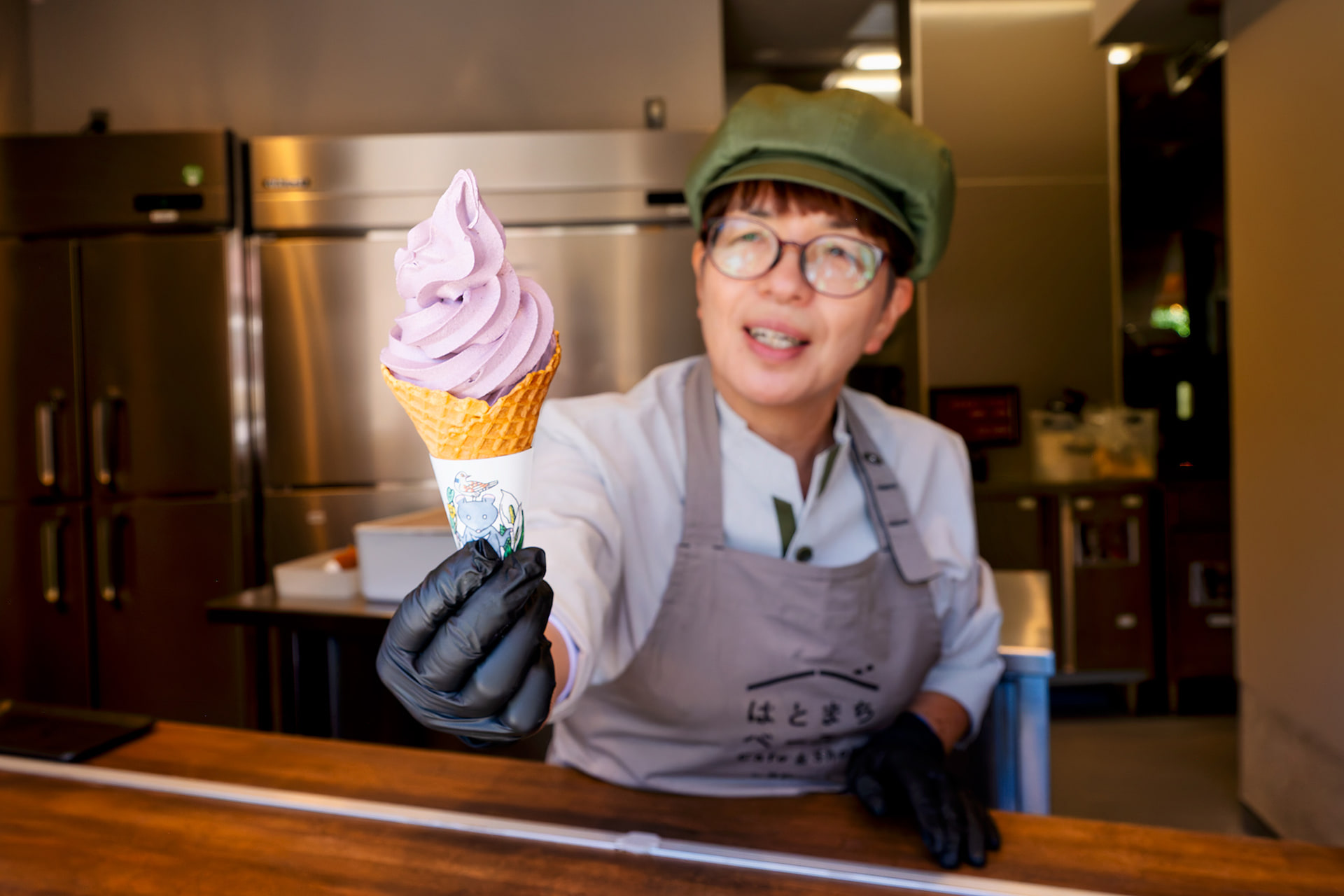 はとまちベース Cafe＆Shopのテイクアウト一押しメニューは尾瀬名物の花豆ソフトクリーム。味和深い甘味が尾瀬ハイク後の体に染み渡る美味しさ