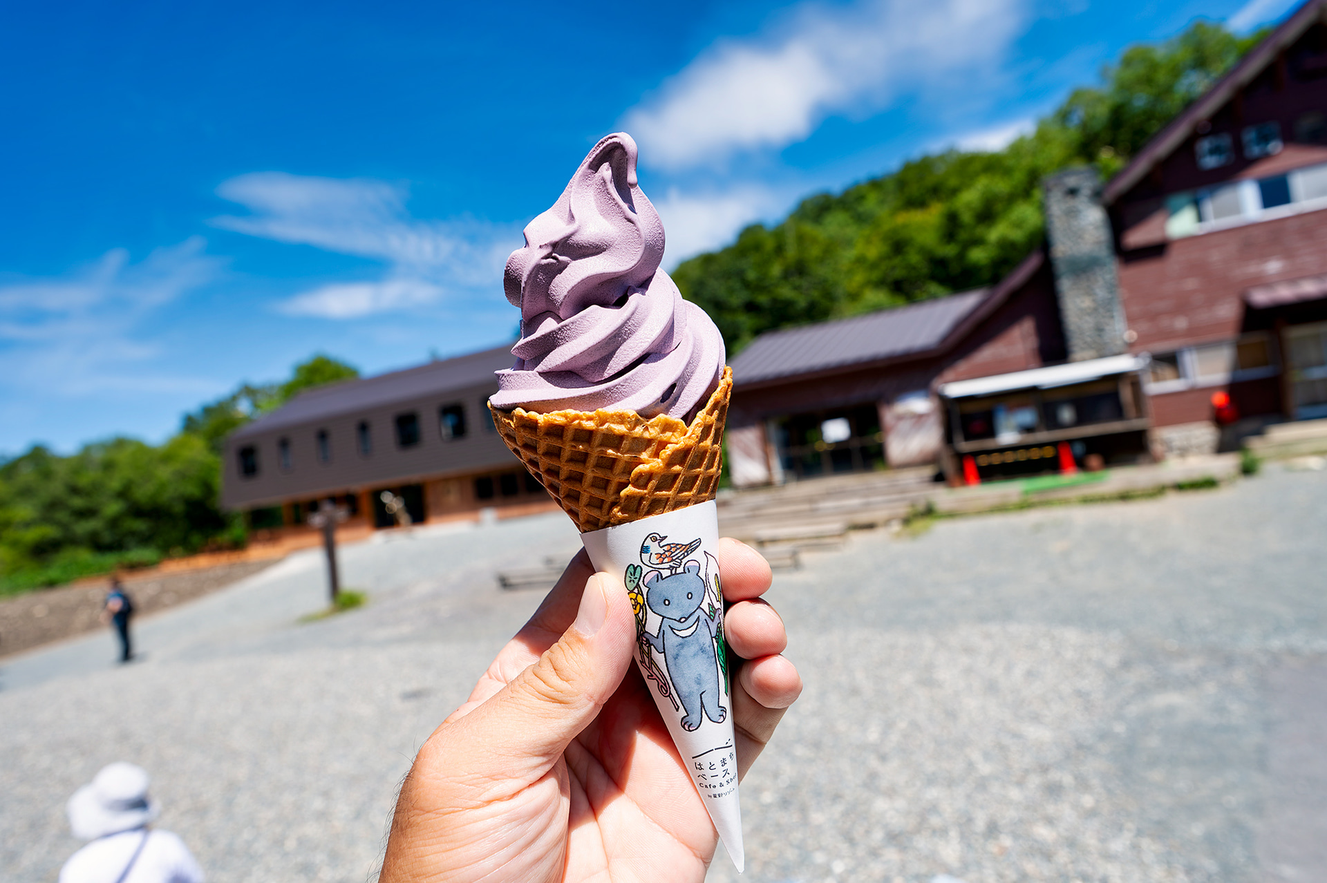 はとまちベース Cafe＆Shopのテイクアウト一押しメニューは尾瀬名物の花豆ソフトクリーム。味和深い甘味が尾瀬ハイク後の体に染み渡る美味しさ