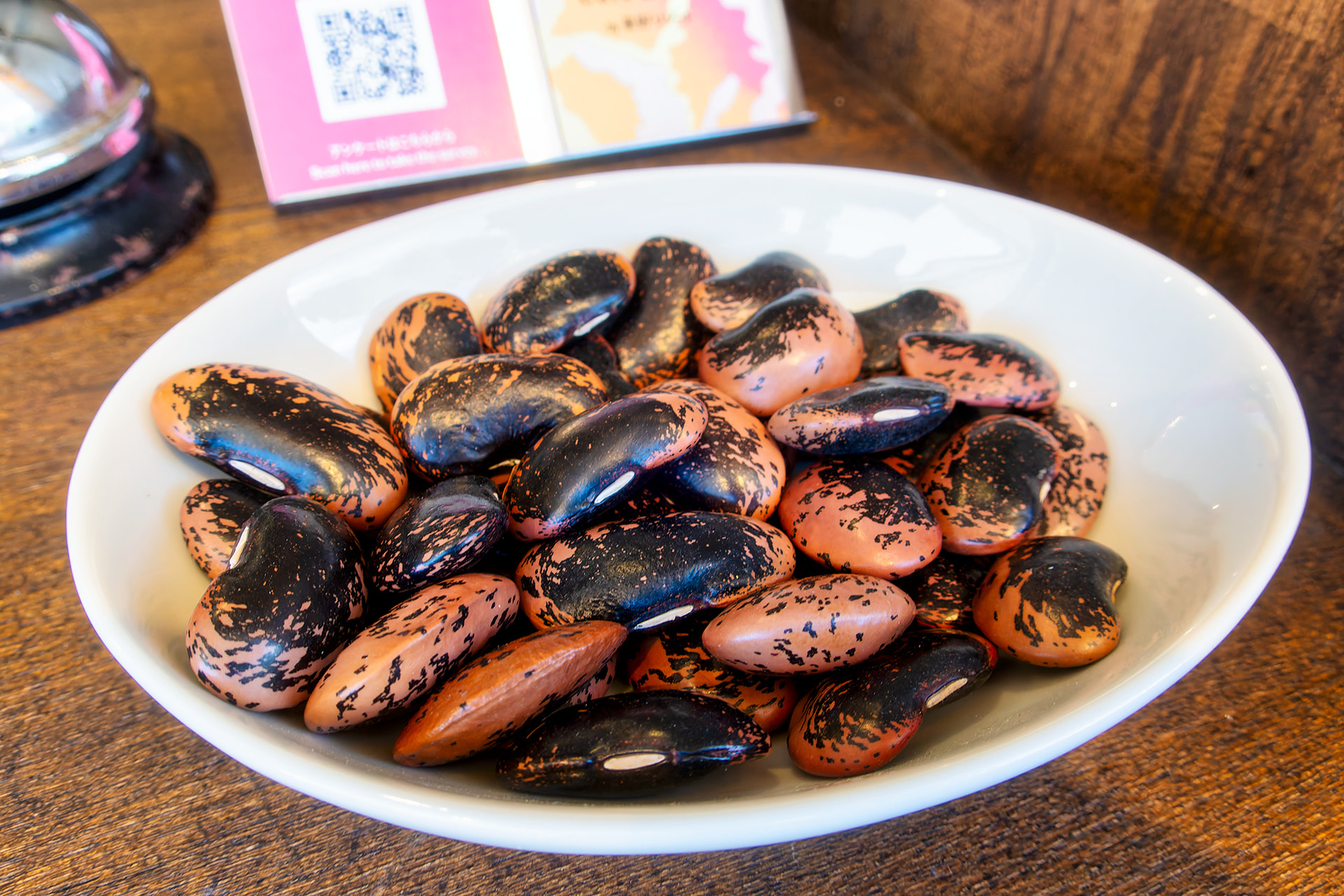 はとまちベース Cafe＆Shopのテイクアウト一押しメニューは尾瀬名物の花豆ソフトクリーム。味和深い甘味が尾瀬ハイク後の体に染み渡る美味しさ