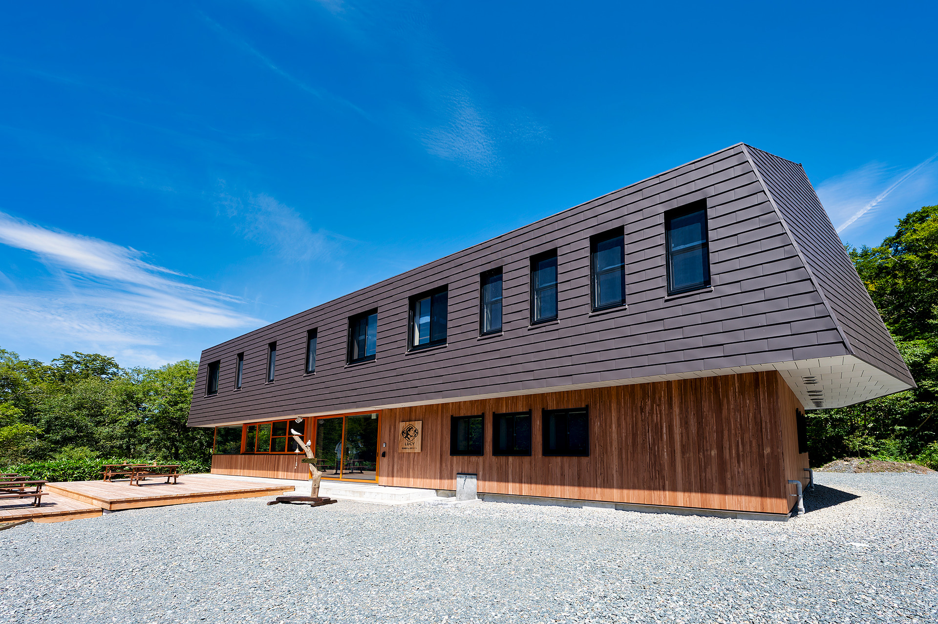 LUCY尾瀬鳩待の外観。星野リゾート初の山ホテルということもあり注目度も高く、年内はほぼ予約で埋まっているという