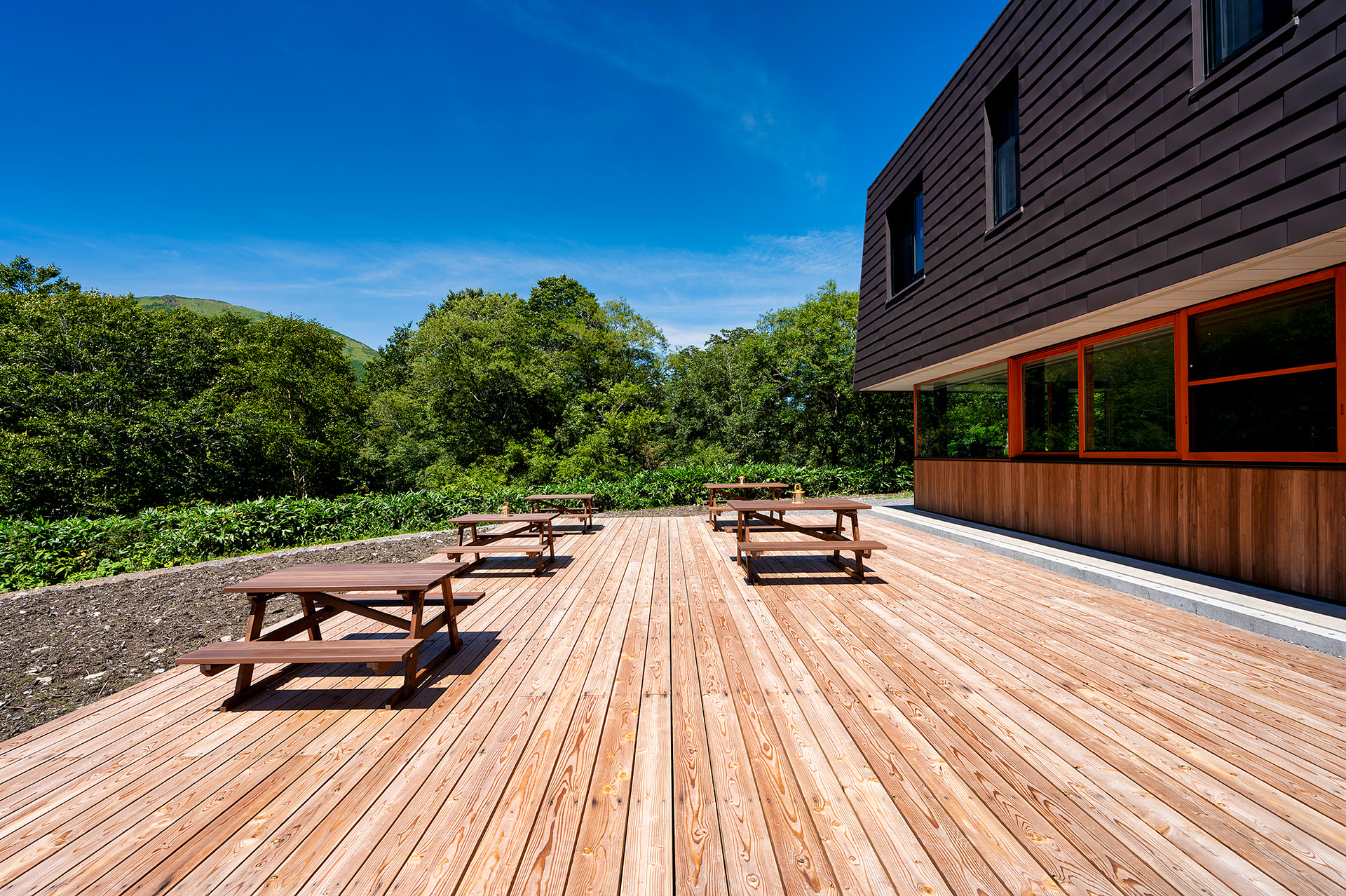 宿泊者専用のオープンデッキでは夕暮れから夜にかけてはランタンの火が灯り、山での豊かな夜の時間を演出してくれる