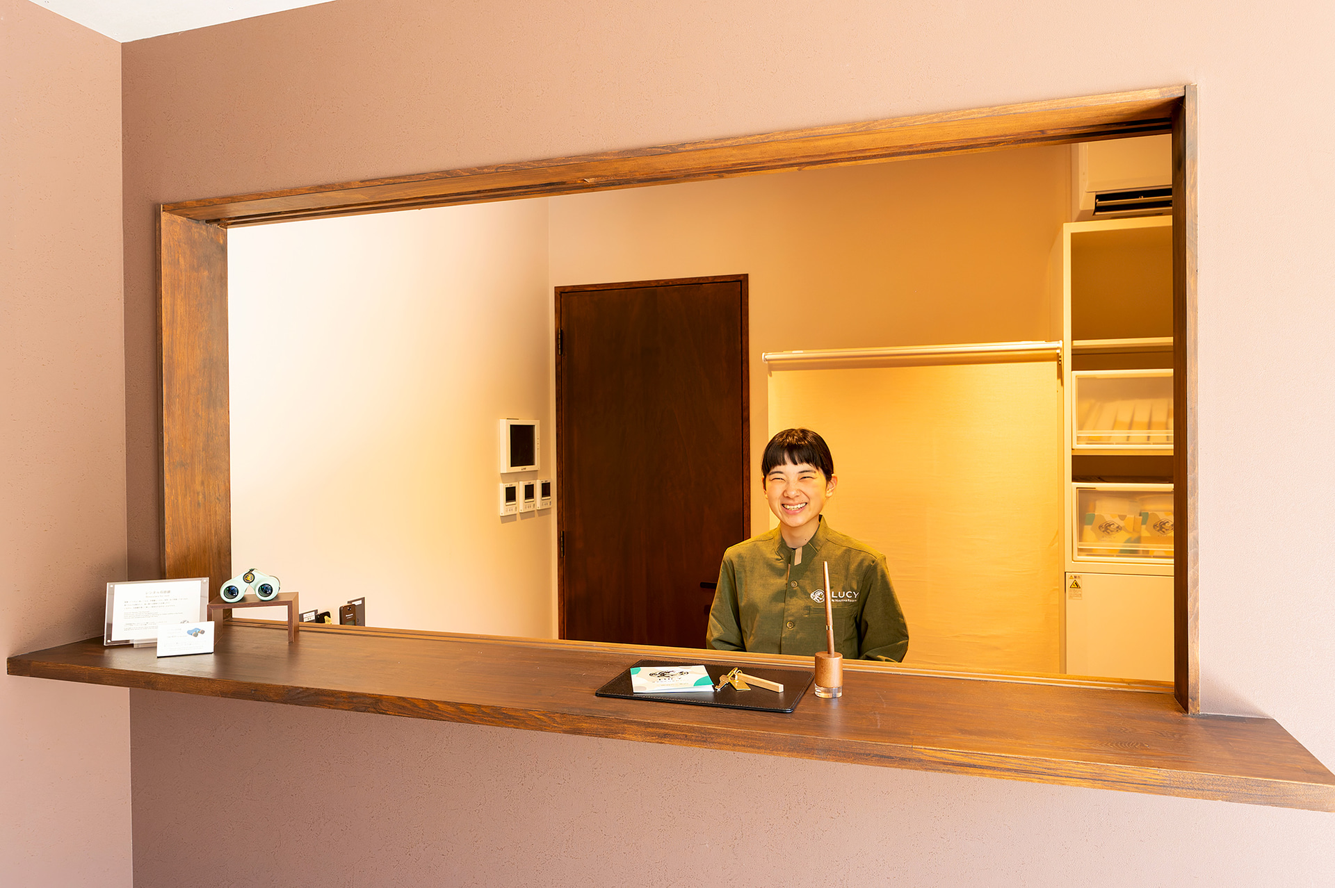 LUCY尾瀬鳩待のフロント。スタッフが笑顔で出迎えてくれる。お勧めのハイクの仕方も案内してくれる。チェックインは14時から可能。