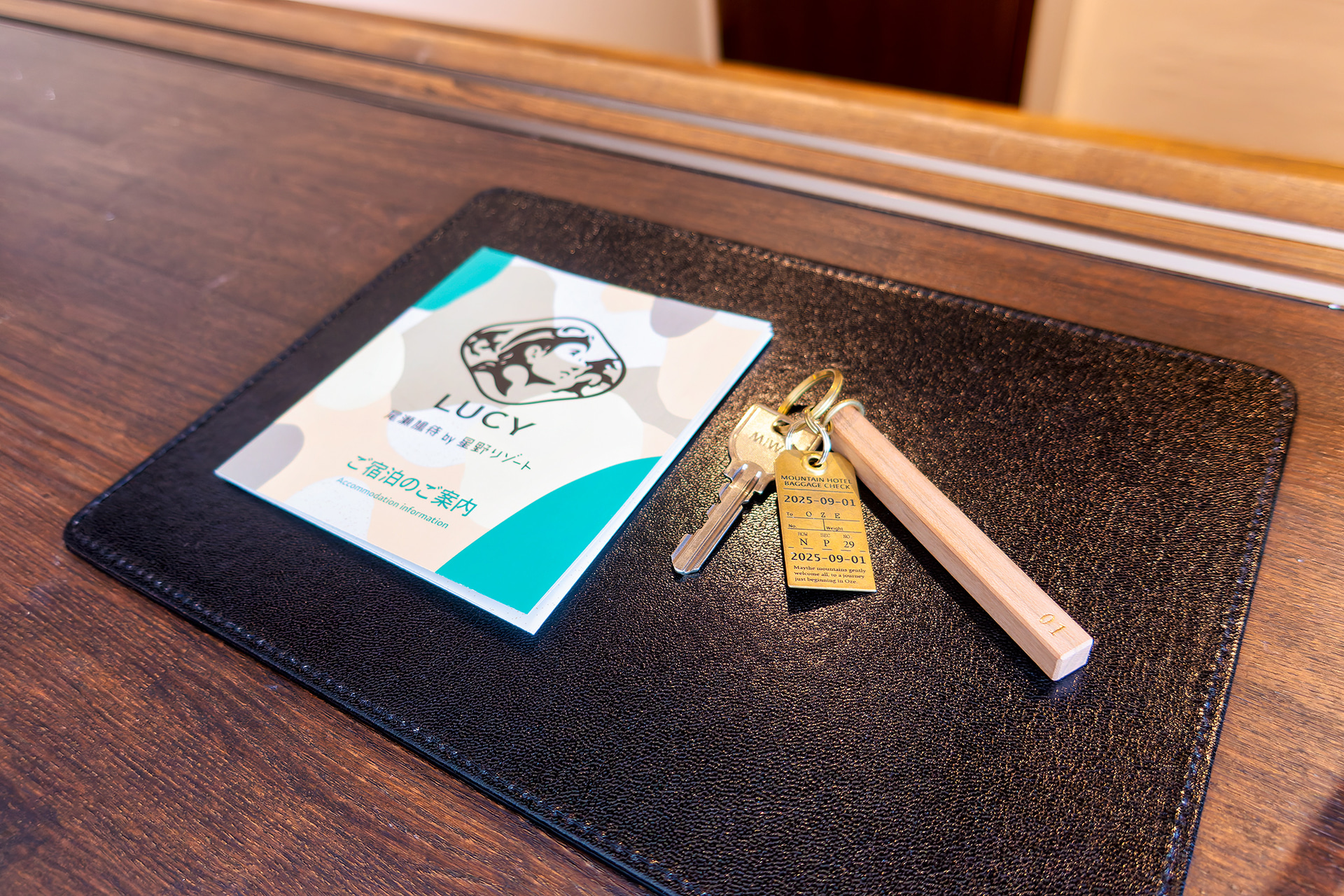 LUCY尾瀬鳩待のフロント。スタッフが笑顔で出迎えてくれる。お勧めのハイクの仕方も案内してくれる。チェックインは14時から可能。