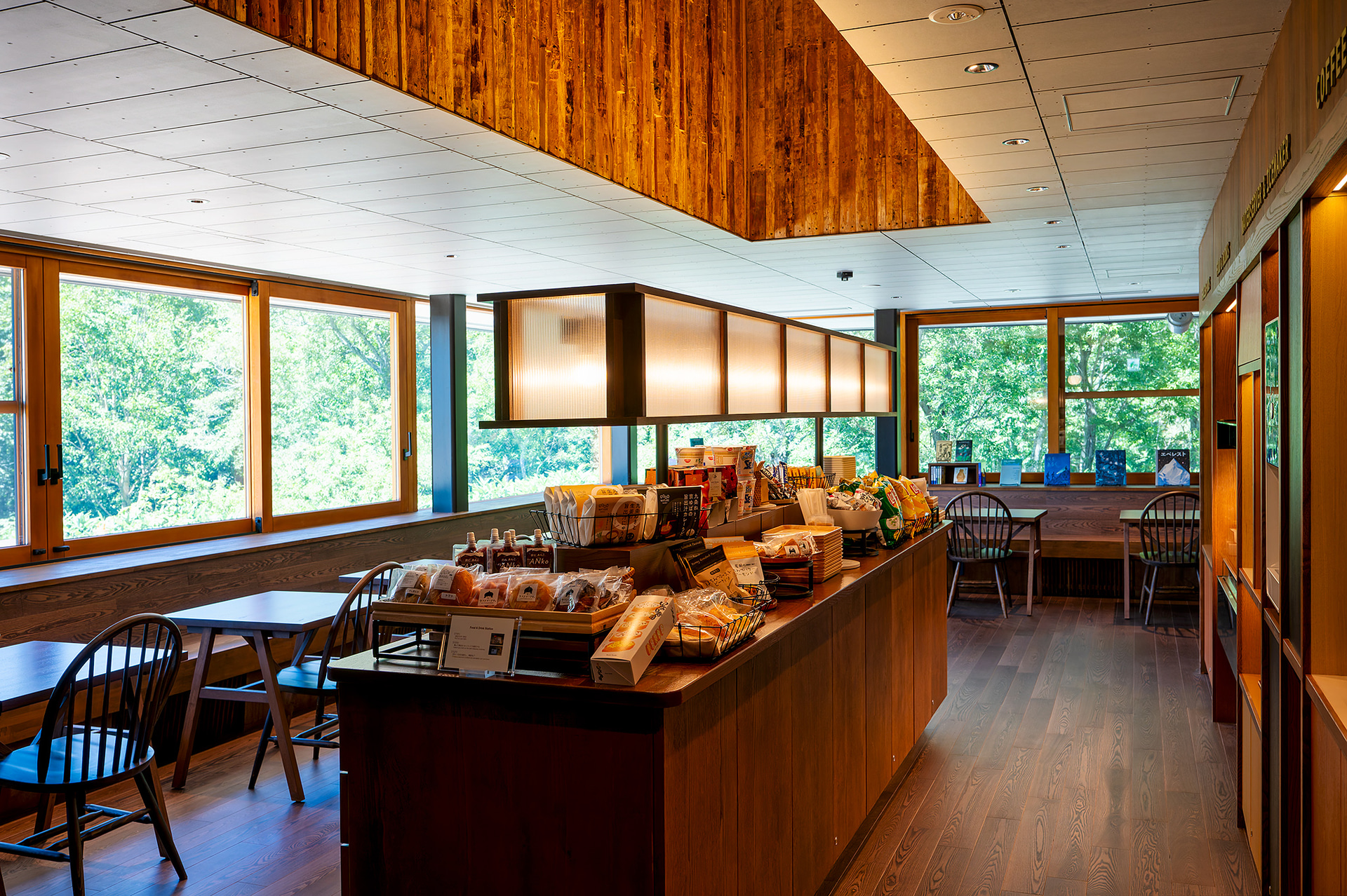 LUCYが提供する“ラストコンビニ”「FOOD＆Drink Station」。24時間利用可能だ