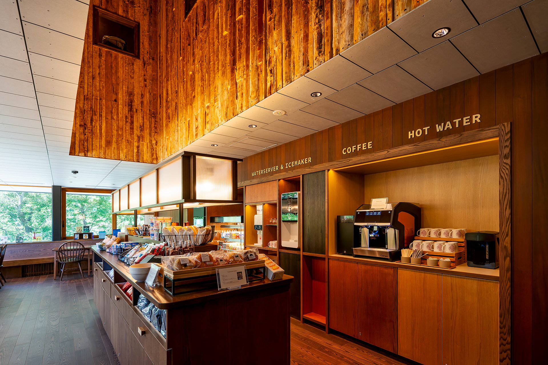 LUCYが提供する“ラストコンビニ”「FOOD＆Drink Station」。24時間利用可能だ