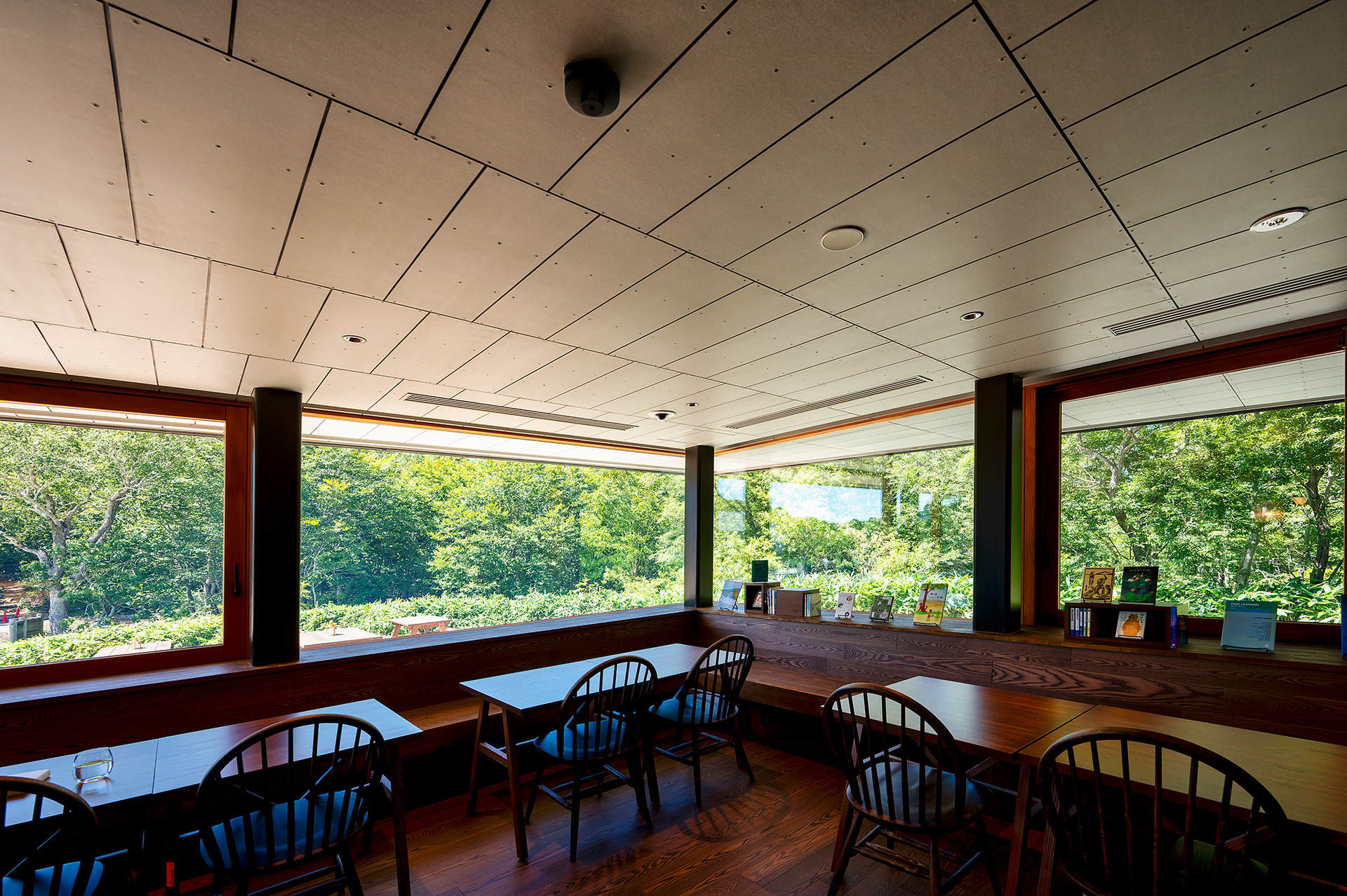 「FOOD＆Drink Station」のテーブル席からも心の癒しになる緑の光景が広がる