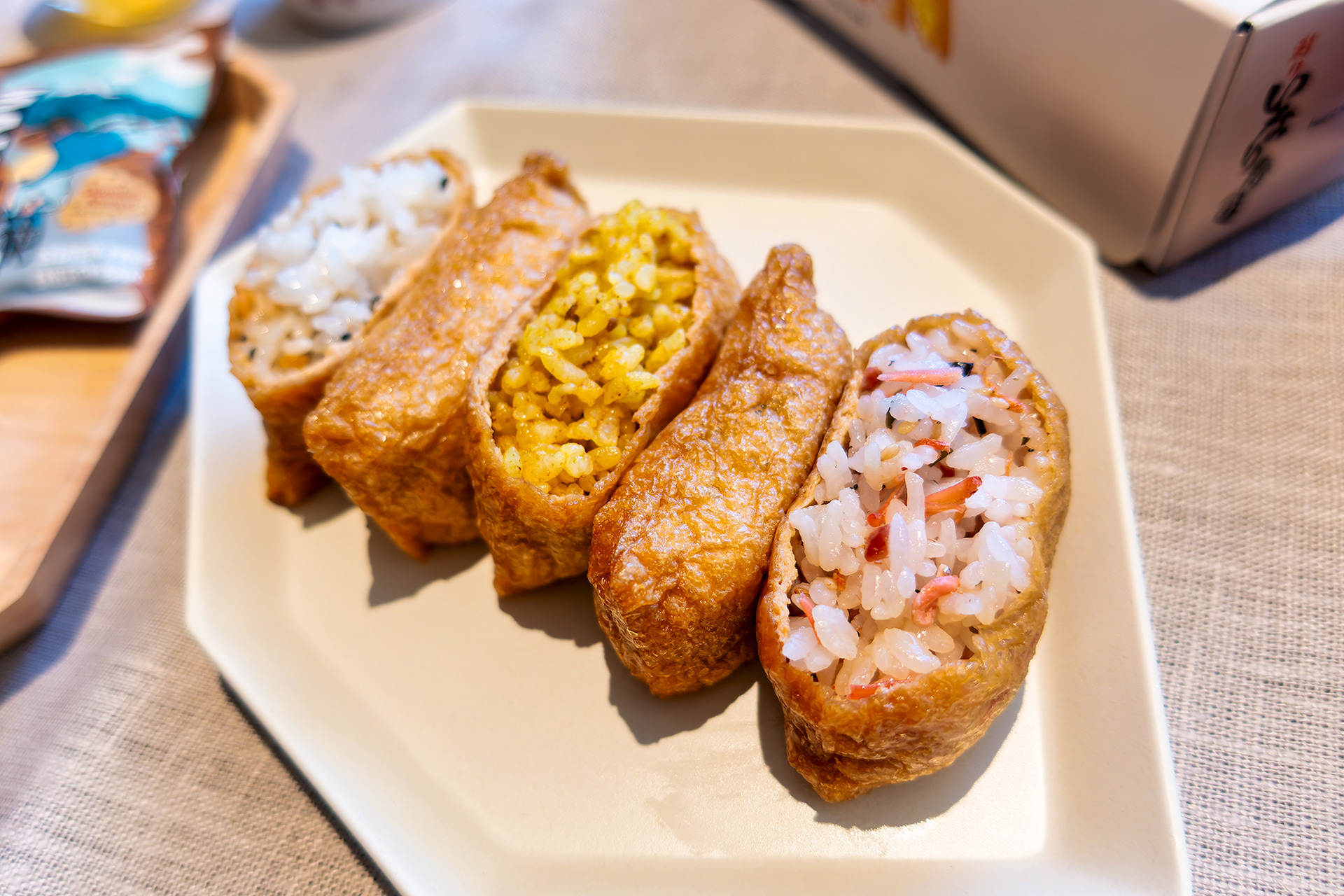 朝食にぴったりのドーナツやパン、5種セットの「いなり寿司」など豊富なラインアップのなかから、その日のスケジュールや気分に合わせて選ぶことができる