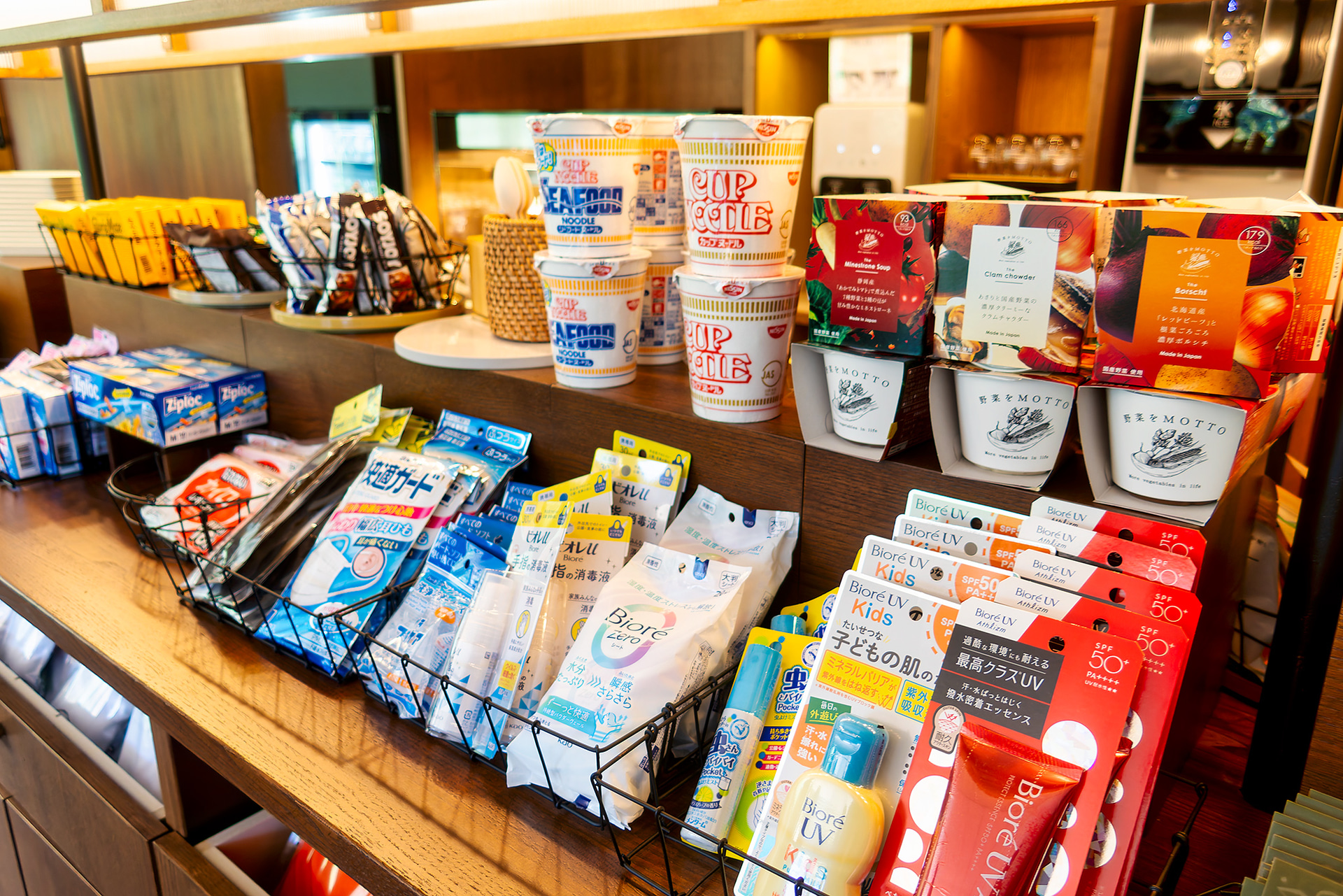 朝食にぴったりのドーナツやパン、5種セットの「いなり寿司」など豊富なラインアップのなかから、その日のスケジュールや気分に合わせて選ぶことができる