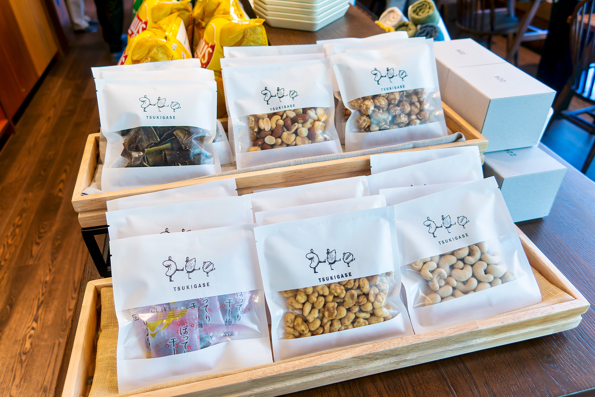 朝食にぴったりのドーナツやパン、5種セットの「いなり寿司」など豊富なラインアップのなかから、その日のスケジュールや気分に合わせて選ぶことができる