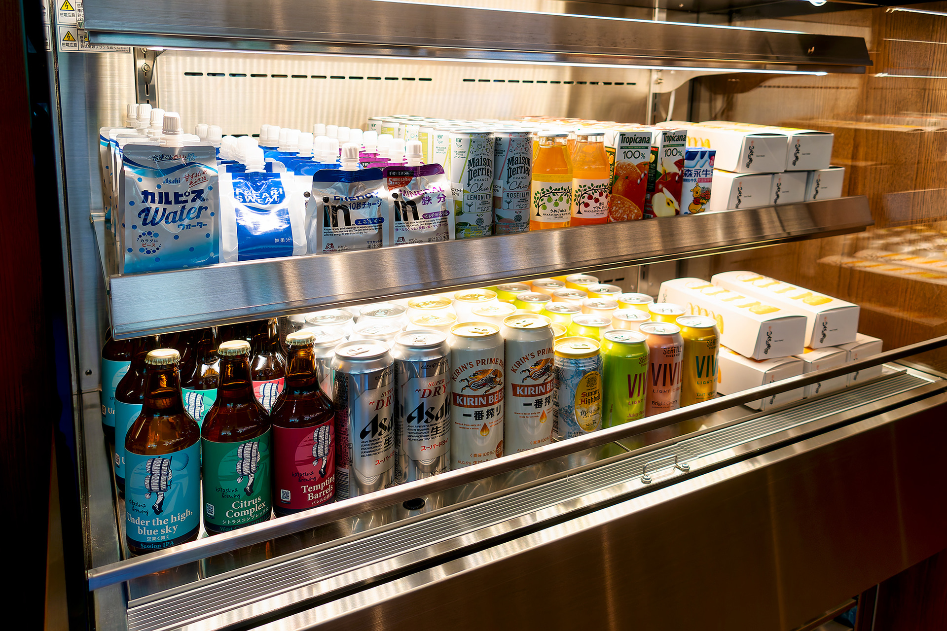 夜の滞在にはビールもぜひ！　そのほかソフトドリンクや手軽に素早く栄養補給ができるエナジーバー、アイスクリームなども。もちろんコーヒーも欠かせない