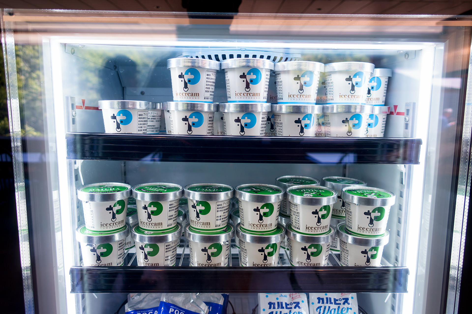 夜の滞在にはビールもぜひ！　そのほかソフトドリンクや手軽に素早く栄養補給ができるエナジーバー、アイスクリームなども。もちろんコーヒーも欠かせない