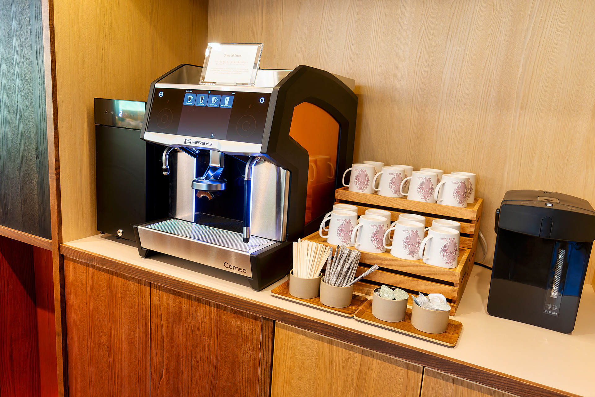 夜の滞在にはビールもぜひ！　そのほかソフトドリンクや手軽に素早く栄養補給ができるエナジーバー、アイスクリームなども。もちろんコーヒーも欠かせない