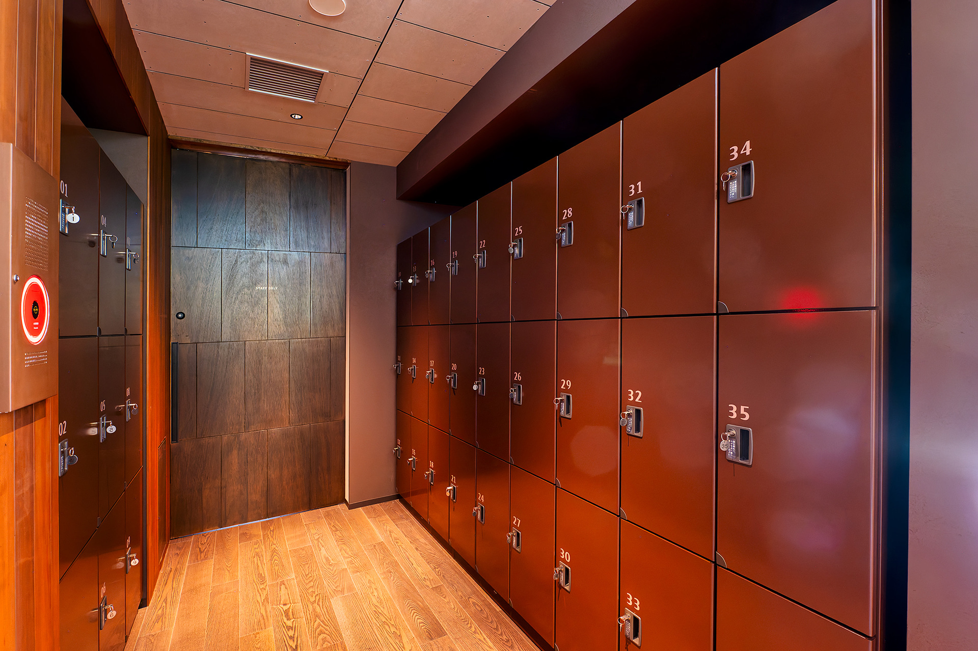 フロント横にはロッカーも完備。散策に不要な荷物を預けることができる