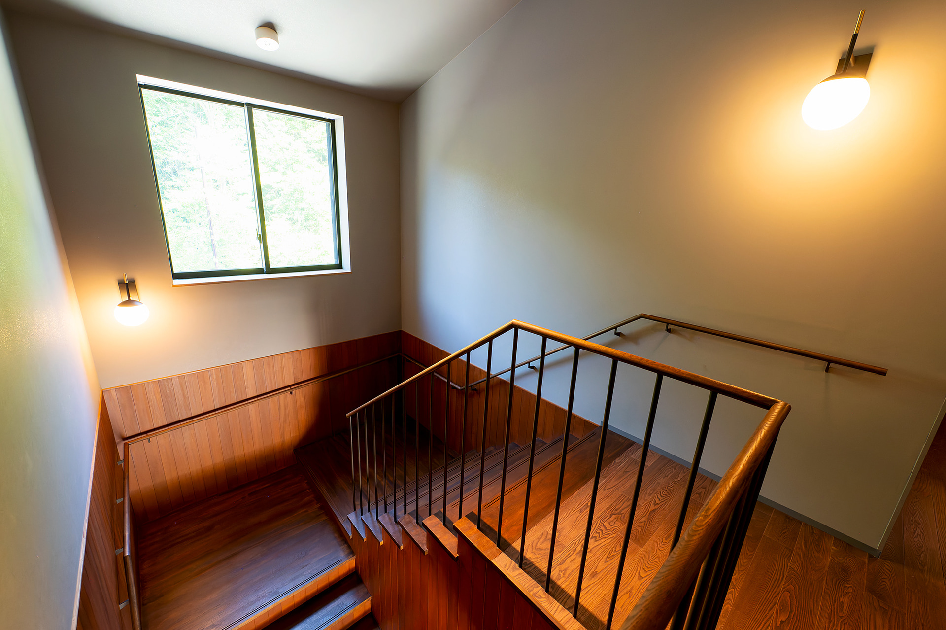 内観は木の温もりをふんだんに感じる朗らかな雰囲気。灯りもアンバー系で気持ちが安らぐ