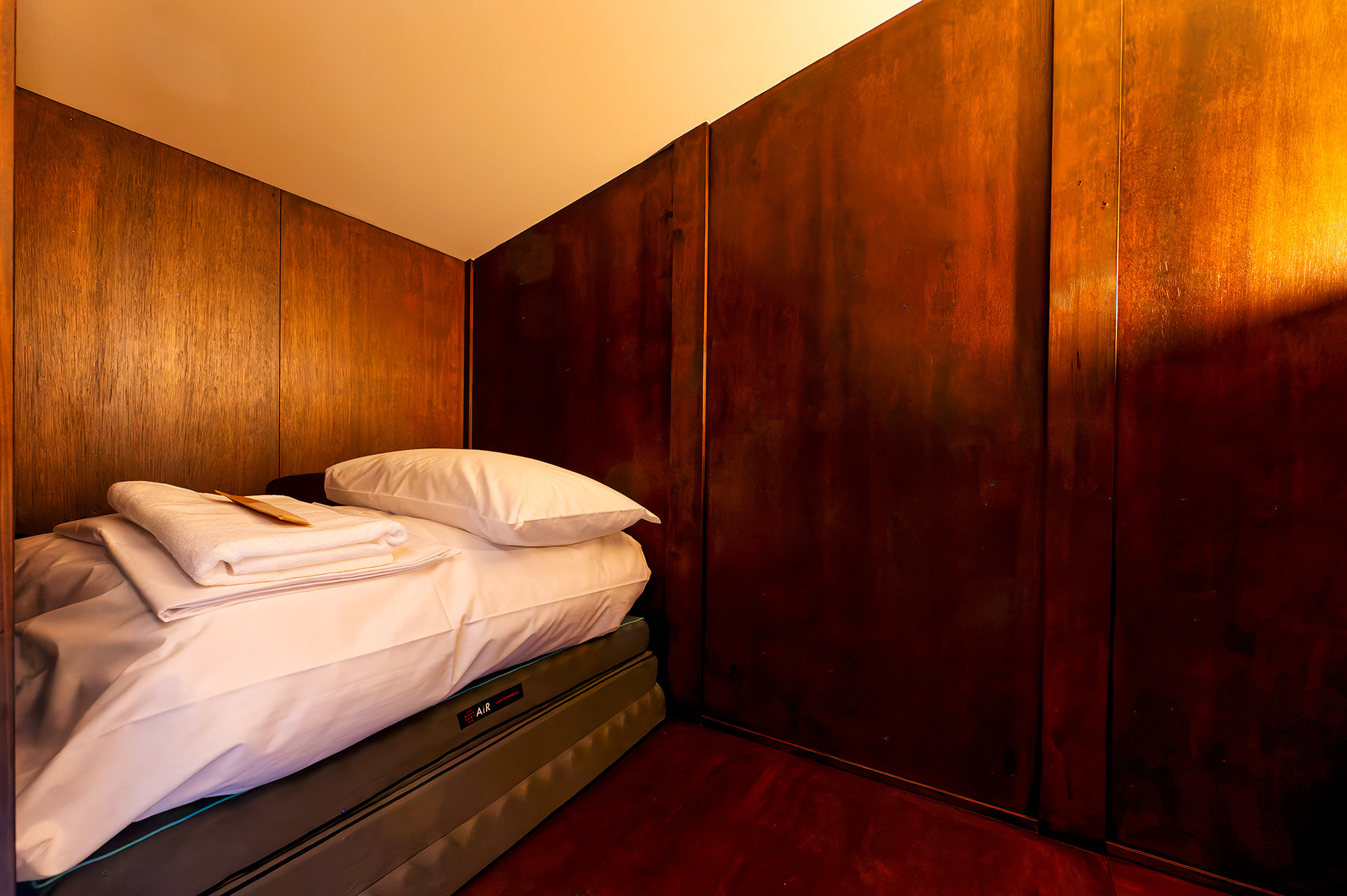 ドミトリーはひとり利用でも安心。プライベート空間を確保することができる