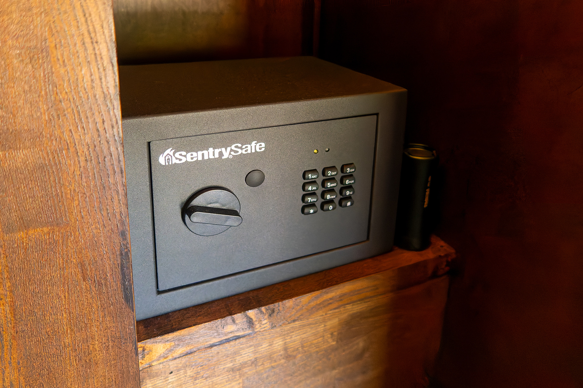 金庫も完備しているので貴重品も安心して管理できる