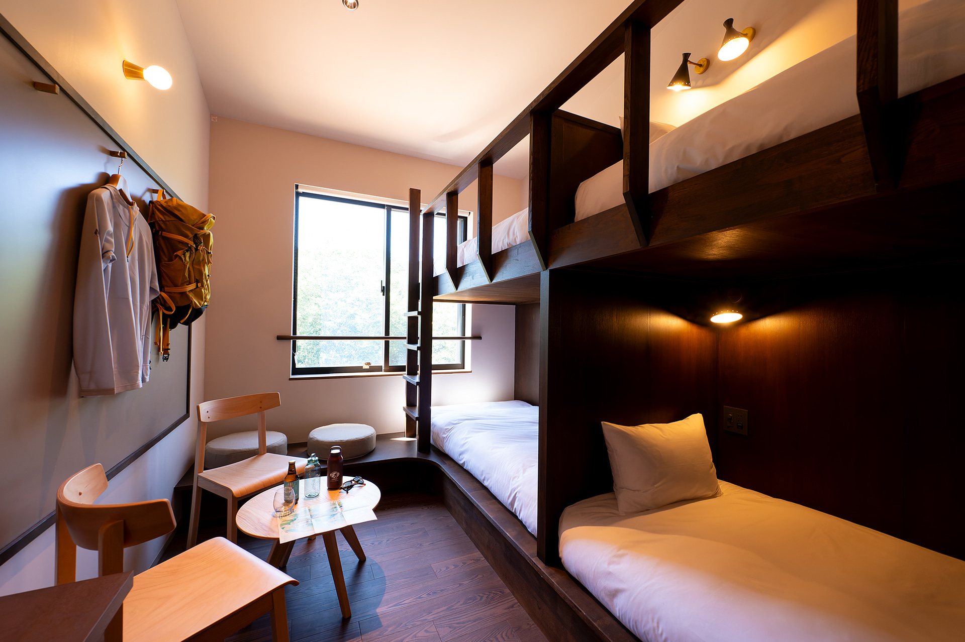 フォースルームはファミリーやグループでの滞在に適している。山の話題に花が咲きそうだ