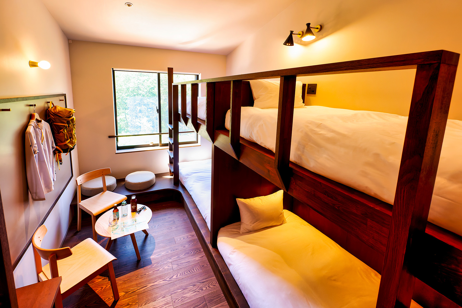 フォースルームはファミリーやグループでの滞在に適している。山の話題に花が咲きそうだ