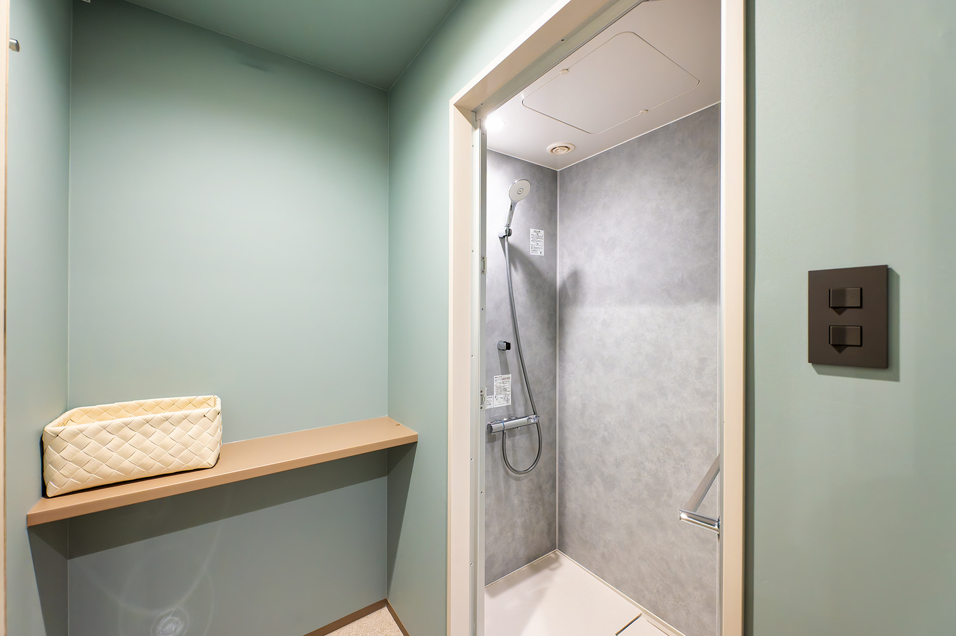 客室フロアにはシャワールームと洗面室を用意。シャワールームは脱衣スペースも含めて十分な広さがある。快適なパウダールームで気持ちよくハイクの準備ができそうだ