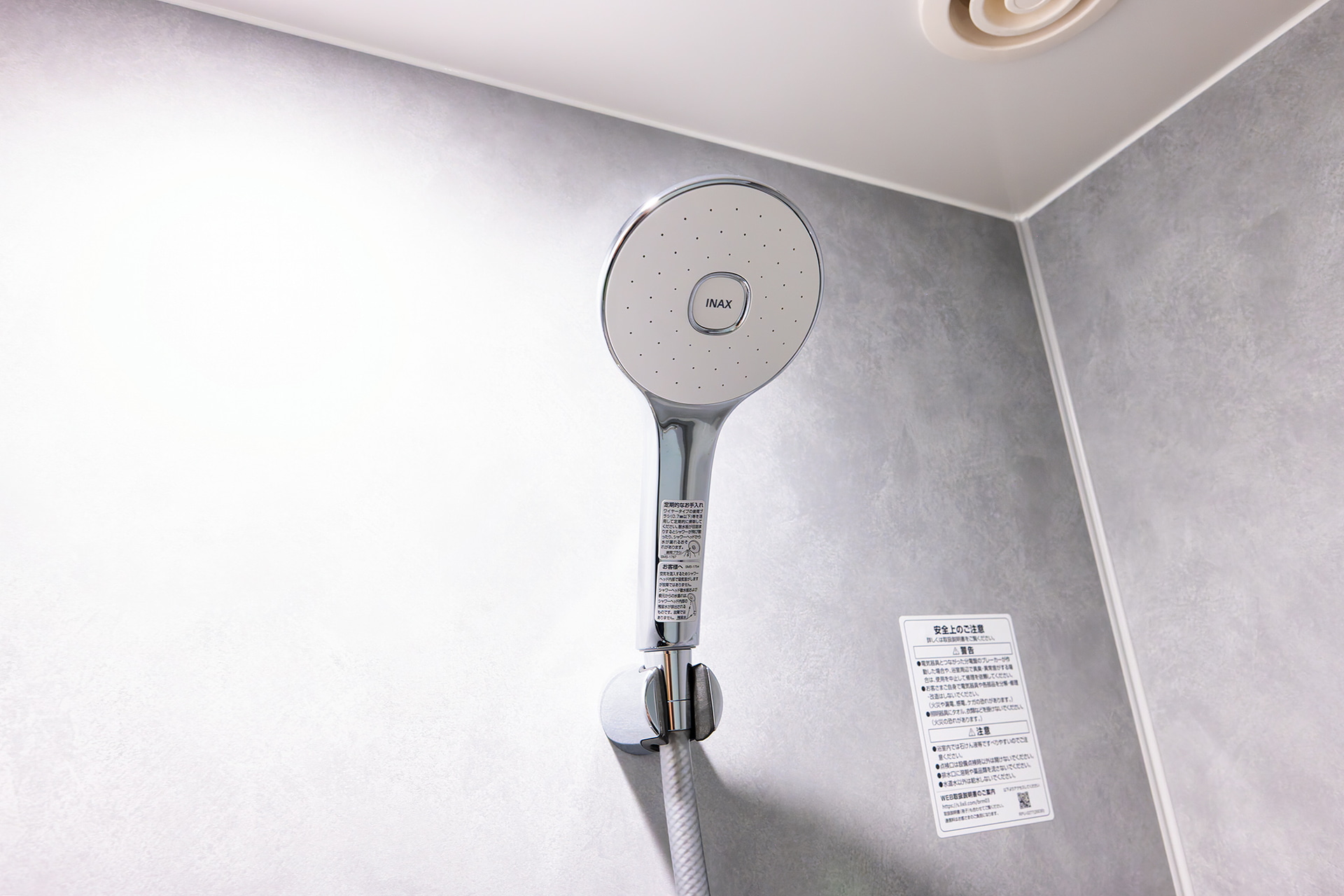 客室フロアにはシャワールームと洗面室を用意。シャワールームは脱衣スペースも含めて十分な広さがある。快適なパウダールームで気持ちよくハイクの準備ができそうだ