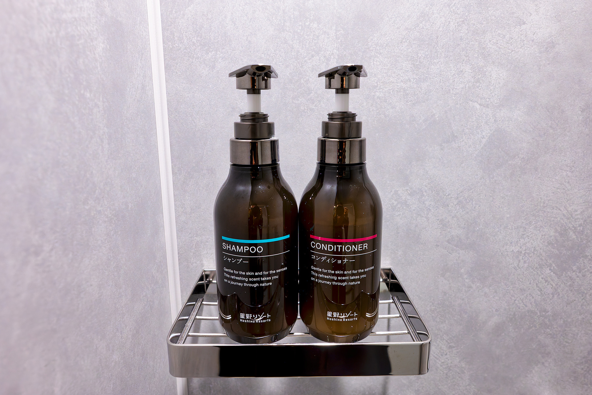 客室フロアにはシャワールームと洗面室を用意。シャワールームは脱衣スペースも含めて十分な広さがある。快適なパウダールームで気持ちよくハイクの準備ができそうだ