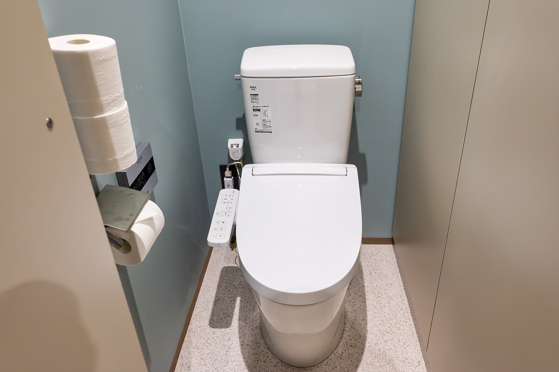 山時間をいつもどおり快適に過ごせるように、施設内に温水洗浄トイレを完備