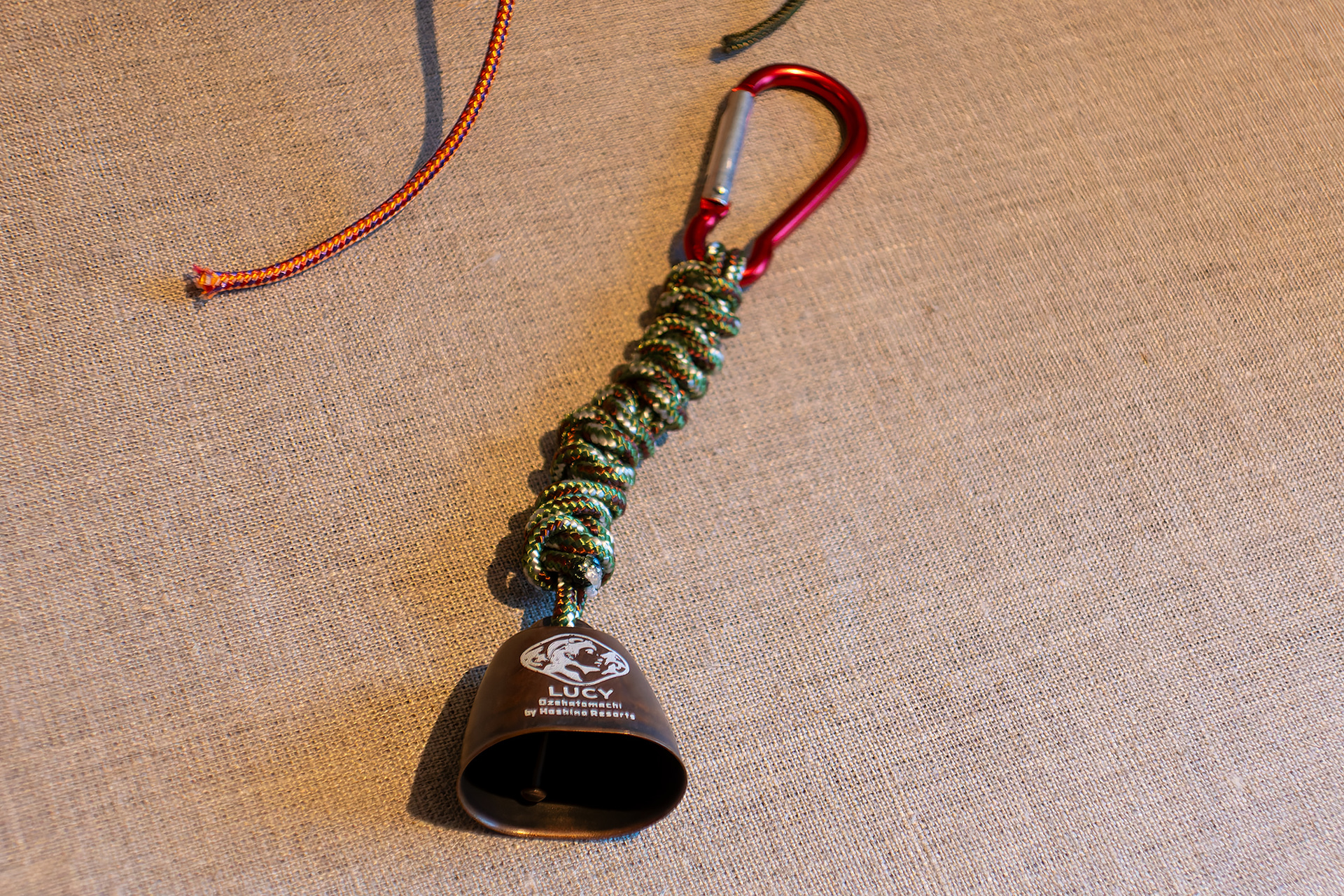 14時～17時の時間限定ではあるが、尾瀬の散策にあると安心な「熊鈴」をパラコード編みで作る体験ができる。料金は1200円