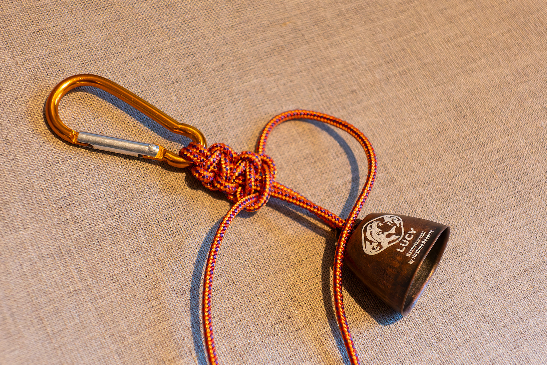 14時～17時の時間限定ではあるが、尾瀬の散策にあると安心な「熊鈴」をパラコード編みで作る体験ができる。料金は1200円