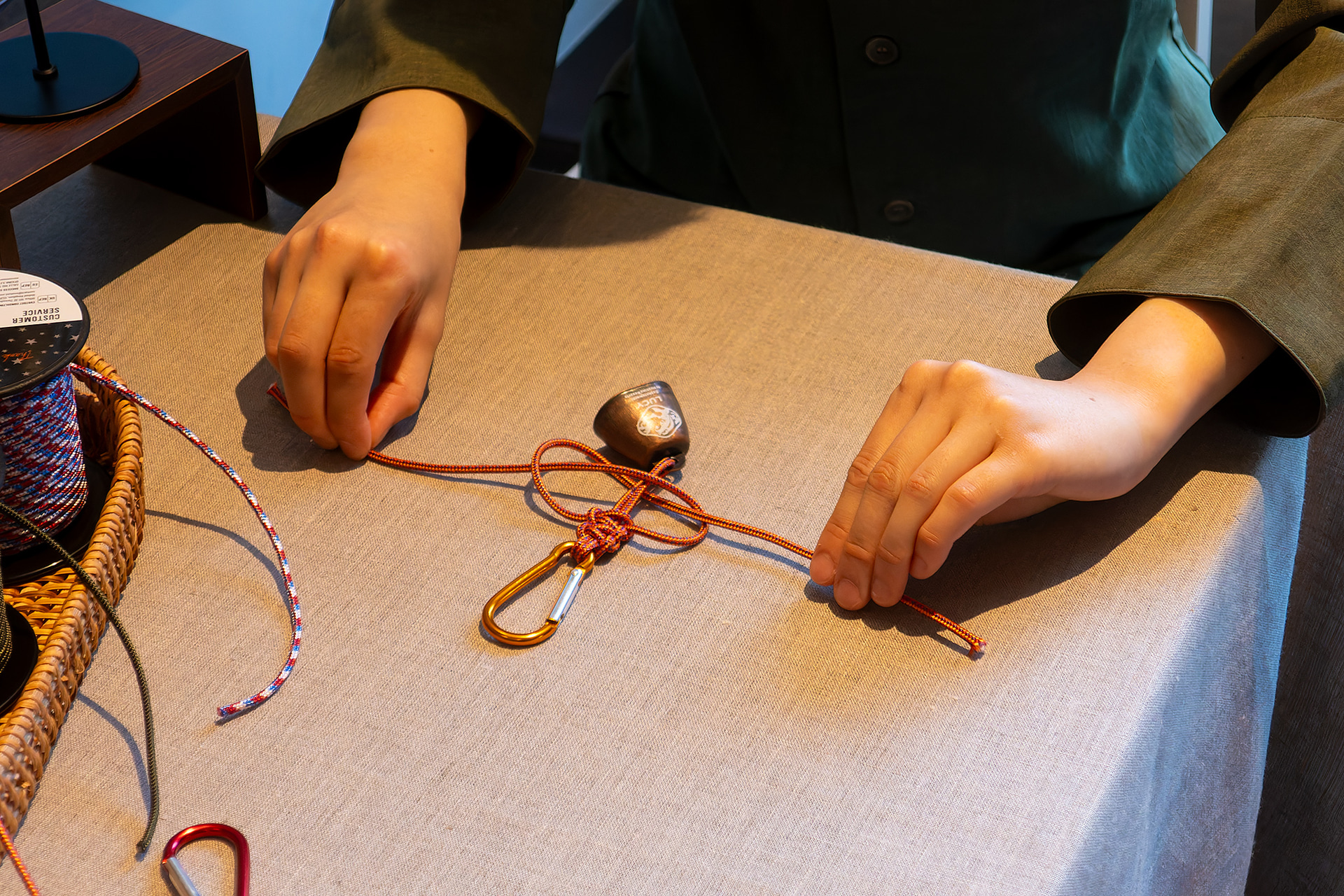 14時～17時の時間限定ではあるが、尾瀬の散策にあると安心な「熊鈴」をパラコード編みで作る体験ができる。料金は1200円