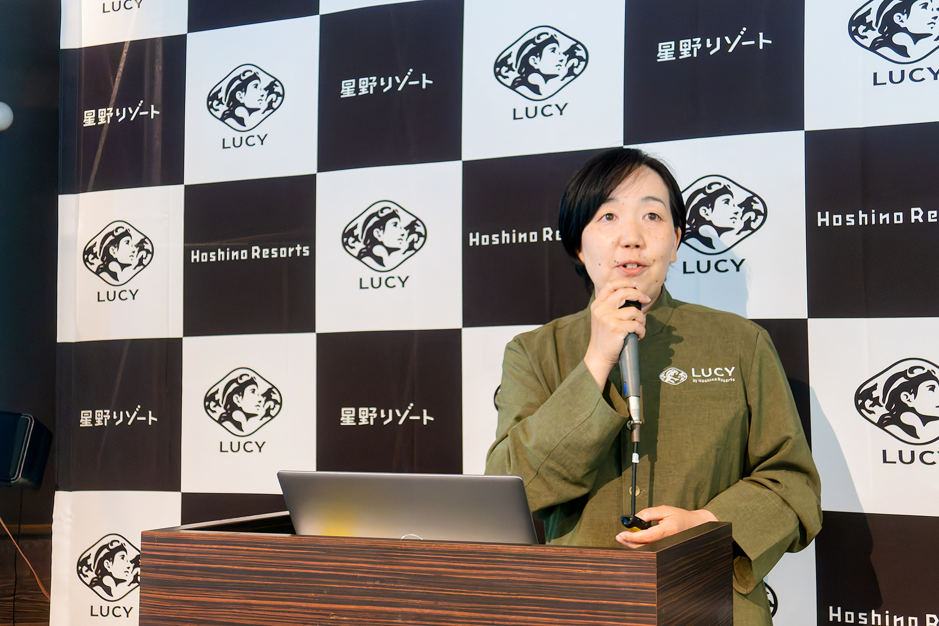 LUCY尾瀬鳩待 by 星野リゾート 総支配人の福井ゆう子氏。LUCY尾瀬鳩待とはとまちベース Cafe＆Shopによって尾瀬の自然豊かな環境をより多くの人に体感してほしいと願うと同時に、LUCYブランドが全国へ展開し、山滞在がより快適化されることを望んでいると今後への展望を語った。