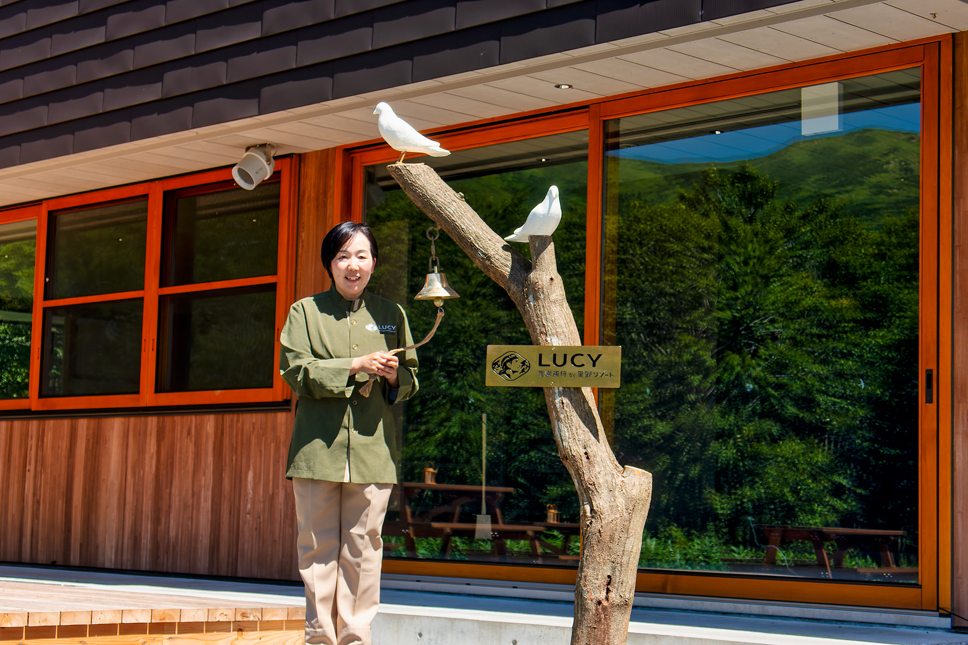 LUCY尾瀬鳩待 by 星野リゾート 総支配人の福井ゆう子氏。LUCY尾瀬鳩待とはとまちベース Cafe＆Shopによって尾瀬の自然豊かな環境をより多くの人に体感してほしいと願うと同時に、LUCYブランドが全国へ展開し、山滞在がより快適化されることを望んでいると今後への展望を語った。