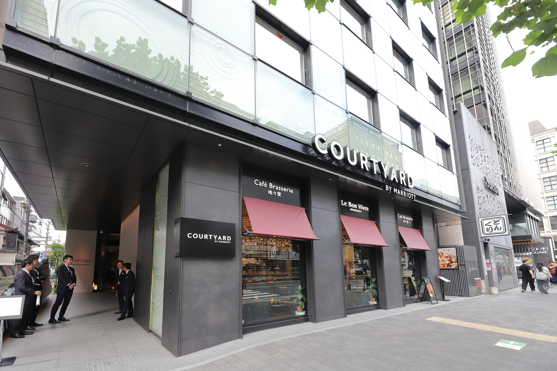 コートヤード・バイ・マリオット京都四条烏丸。1階は宿泊者以外も利用できるオールデイダイニング「Le Bon Vivre（ルボンヴィーヴル）」